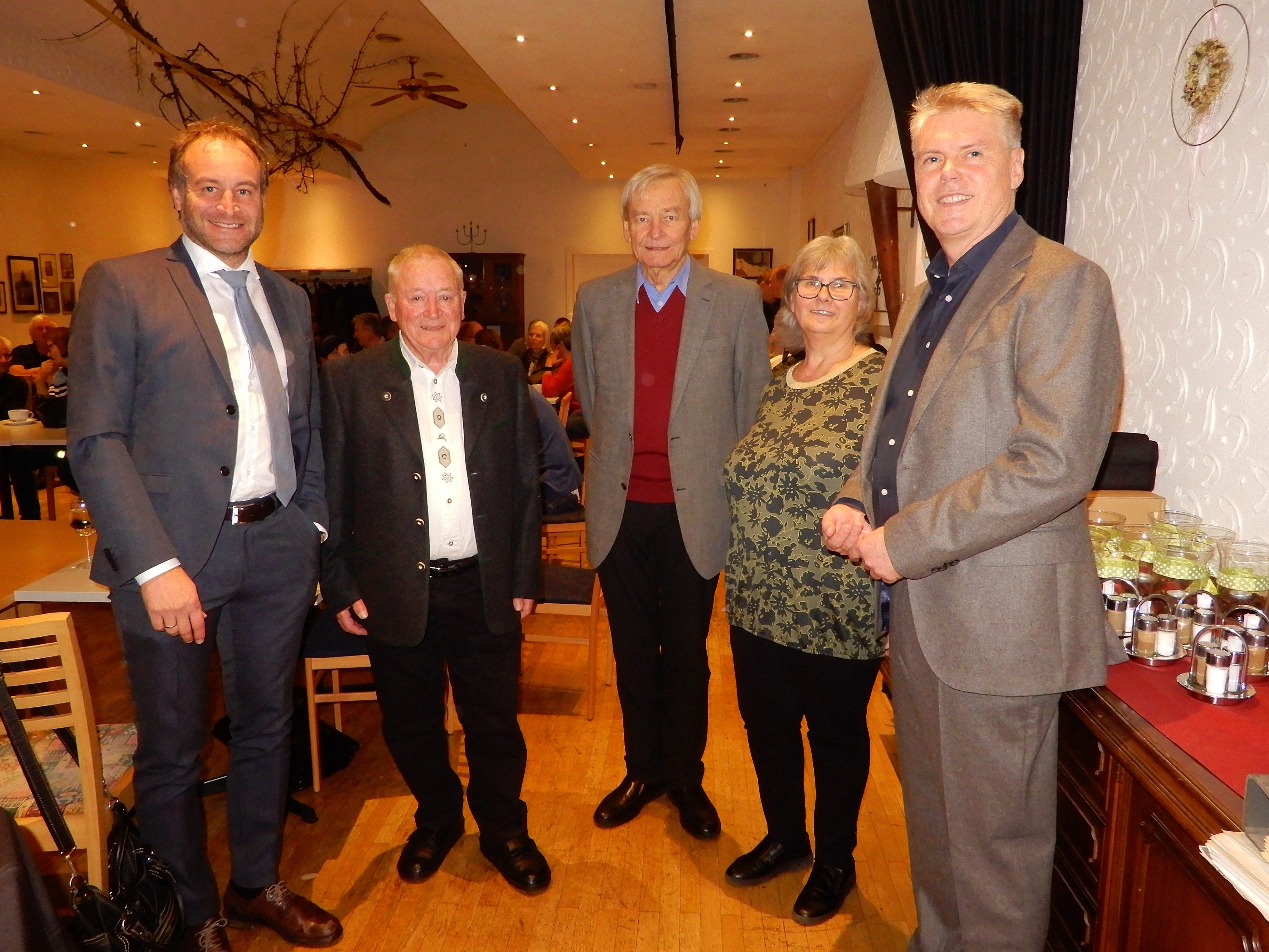 Stadtrat Alexander Juen, die Mundartkoryphäen Egon Moser, Heinz Rüf und Irma Fussenegger sowie Werner Matt vom Stadtarchiv.