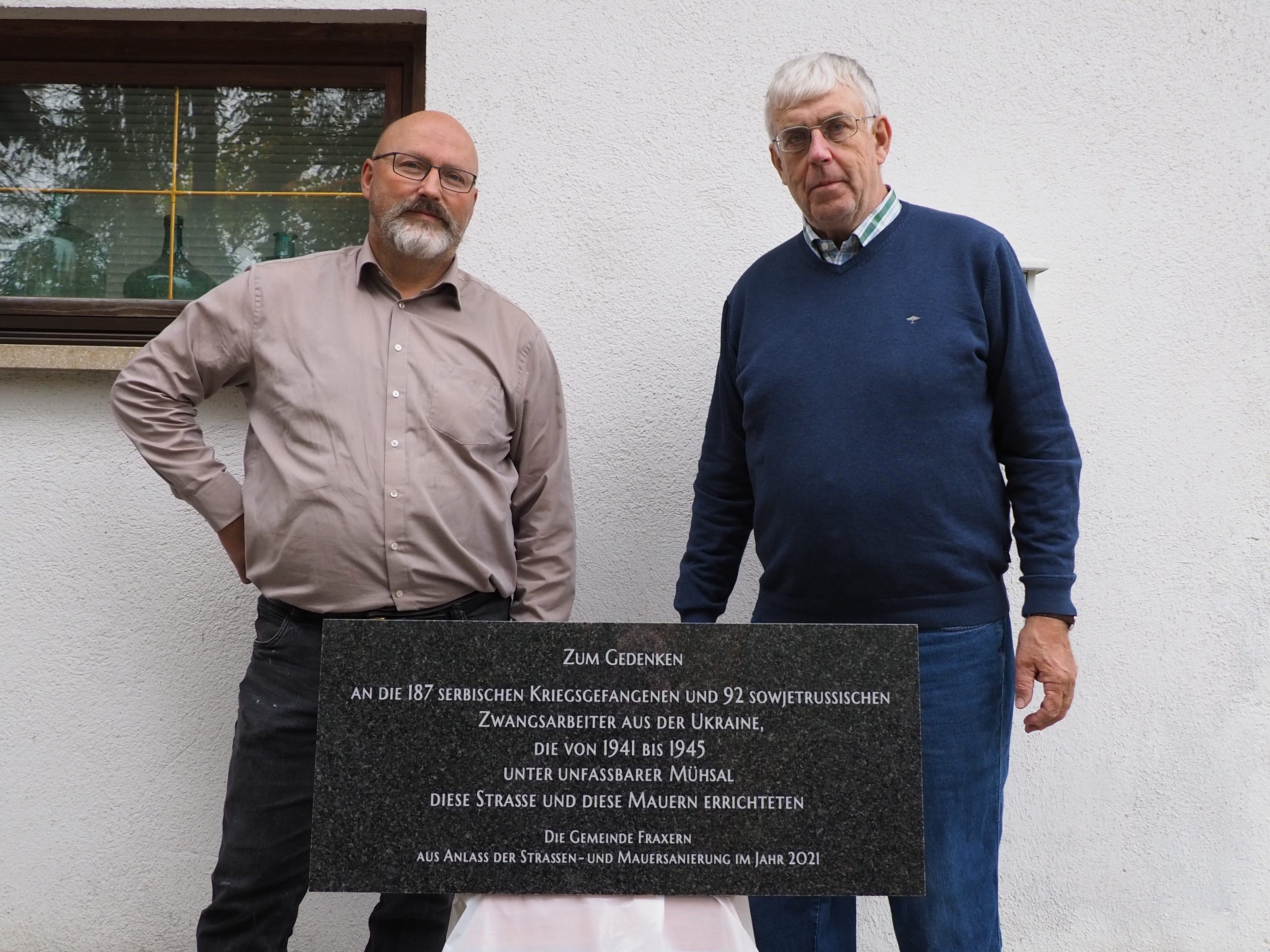 Stefan Summer und Albert Summer mit der Gedenktafel. Stefan Summer und Albert Summer mit der Gedenktafel.