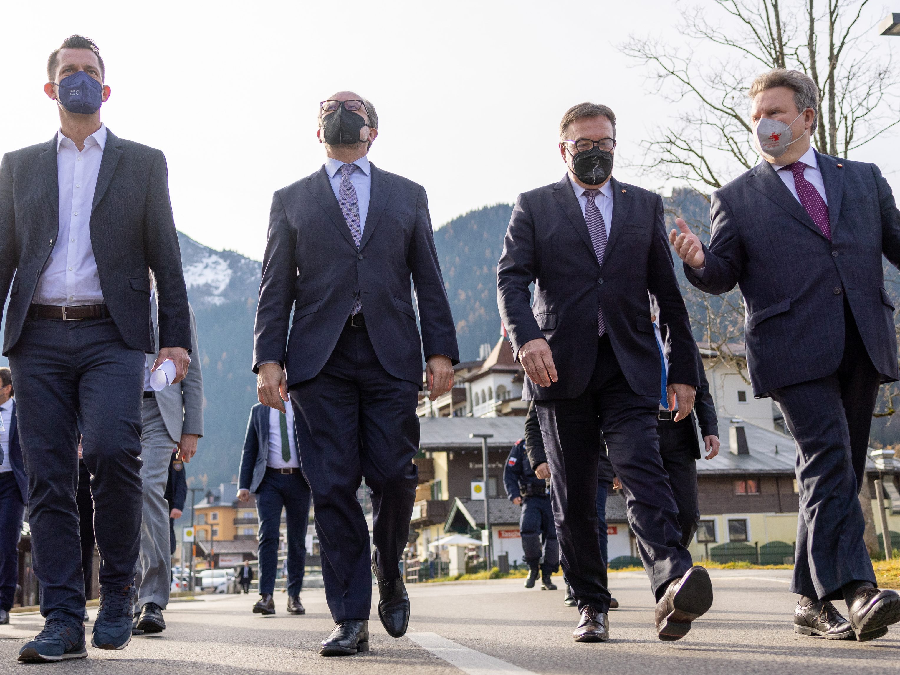BM Wolfgang Mückstein (Grüne), Bundeskanzler Alexander Schallenberg (ÖVP), LH Günther Platter (ÖVP), Bgm. Michael Ludwig (SPÖ) auf dem Weg zur Pressekonferenz auf der die Impfpflicht verkündet wurde.