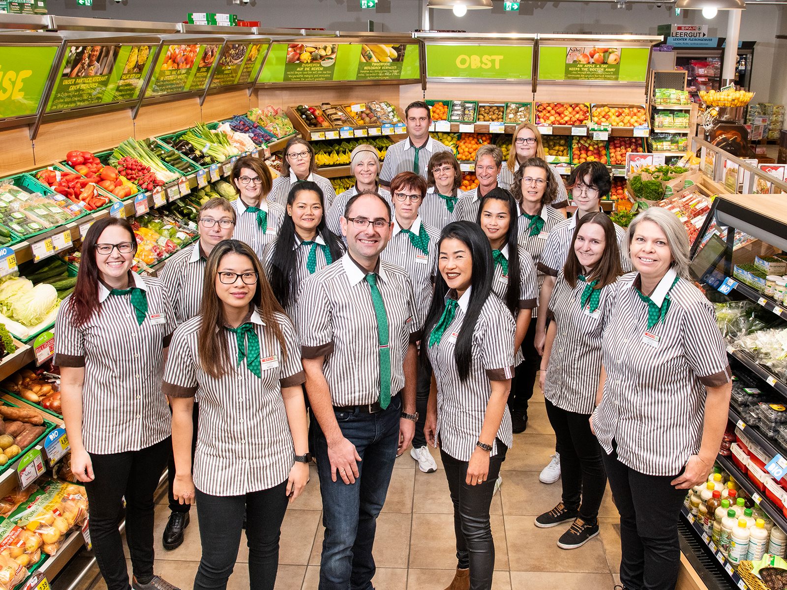 Das Team des SPAR-Supermarkt Schöpfer in Mäder freut sich auf die Eröffnung des neuen Markts. © SPAR/MEDIArt