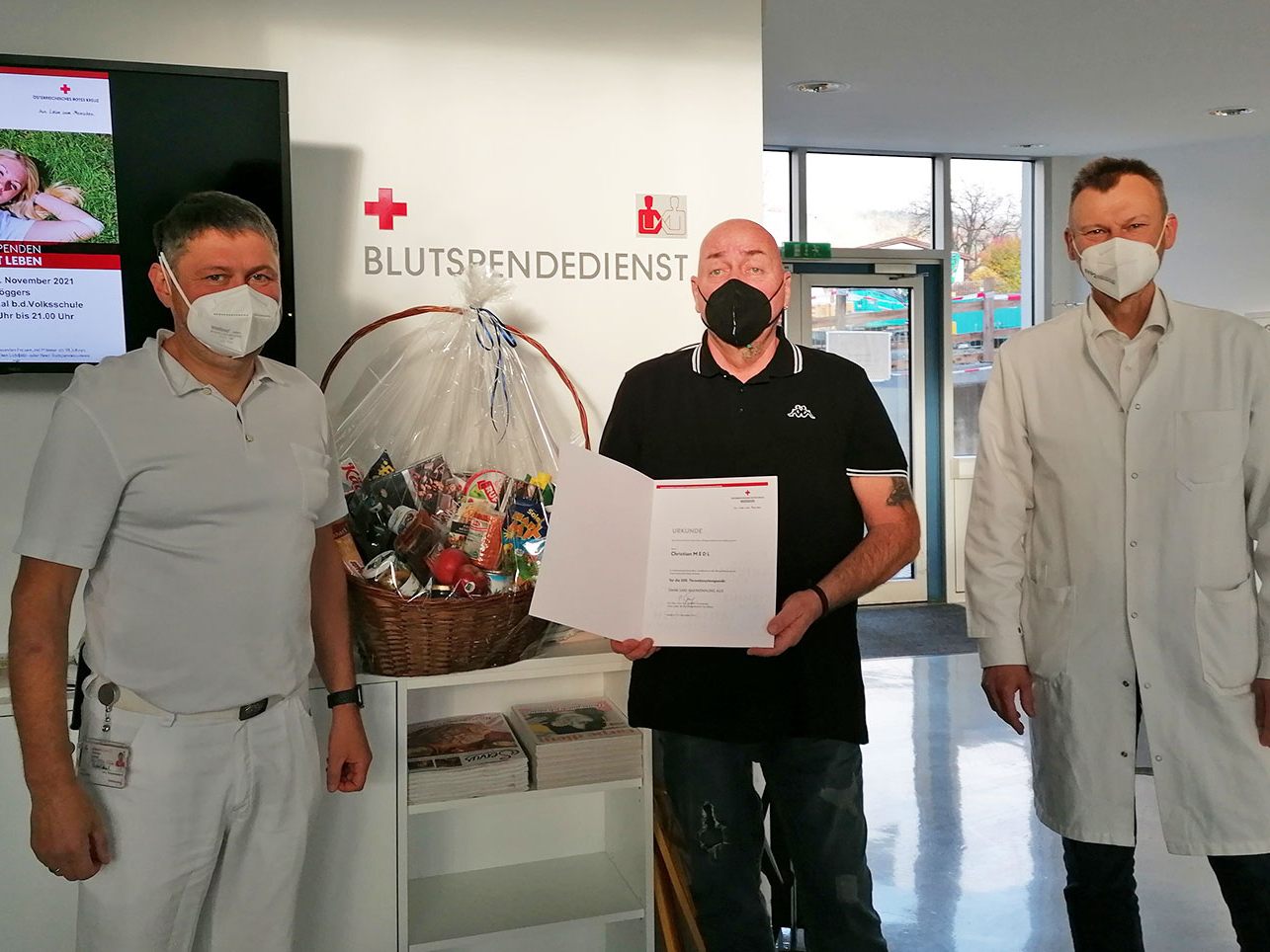 Christian Medl freute sich anlässlich seiner 200sten Thrombozyten-Spende über einen prall gefüllten Geschenkkorb aus den Händen von Dir. Prim. Dr. Peter Fraunberger (r.) und Michael Hamel (l.).