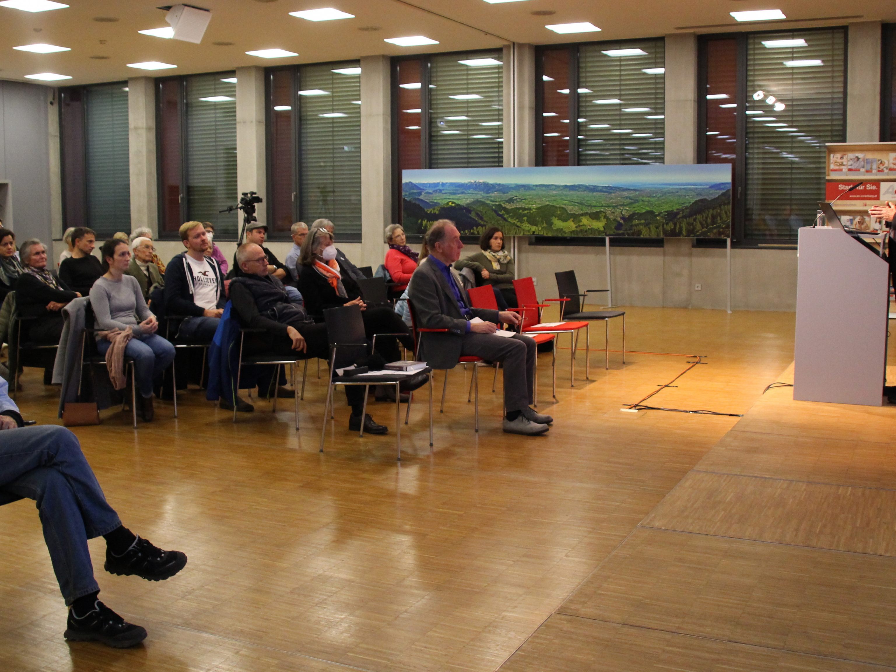 Großes Interesse am Vortrag des Historikers Dr. Harald Walser Großes Interesse am Vortrag des Historikers Dr. Harald Walser