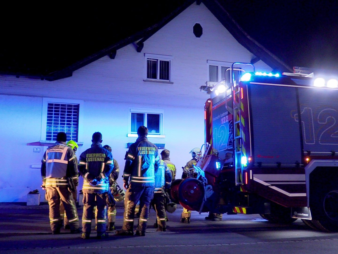 Feuerwehr rettet Hausbewohner aus der Wohnung Feuerwehr rettet Hausbewohner aus der Wohnung