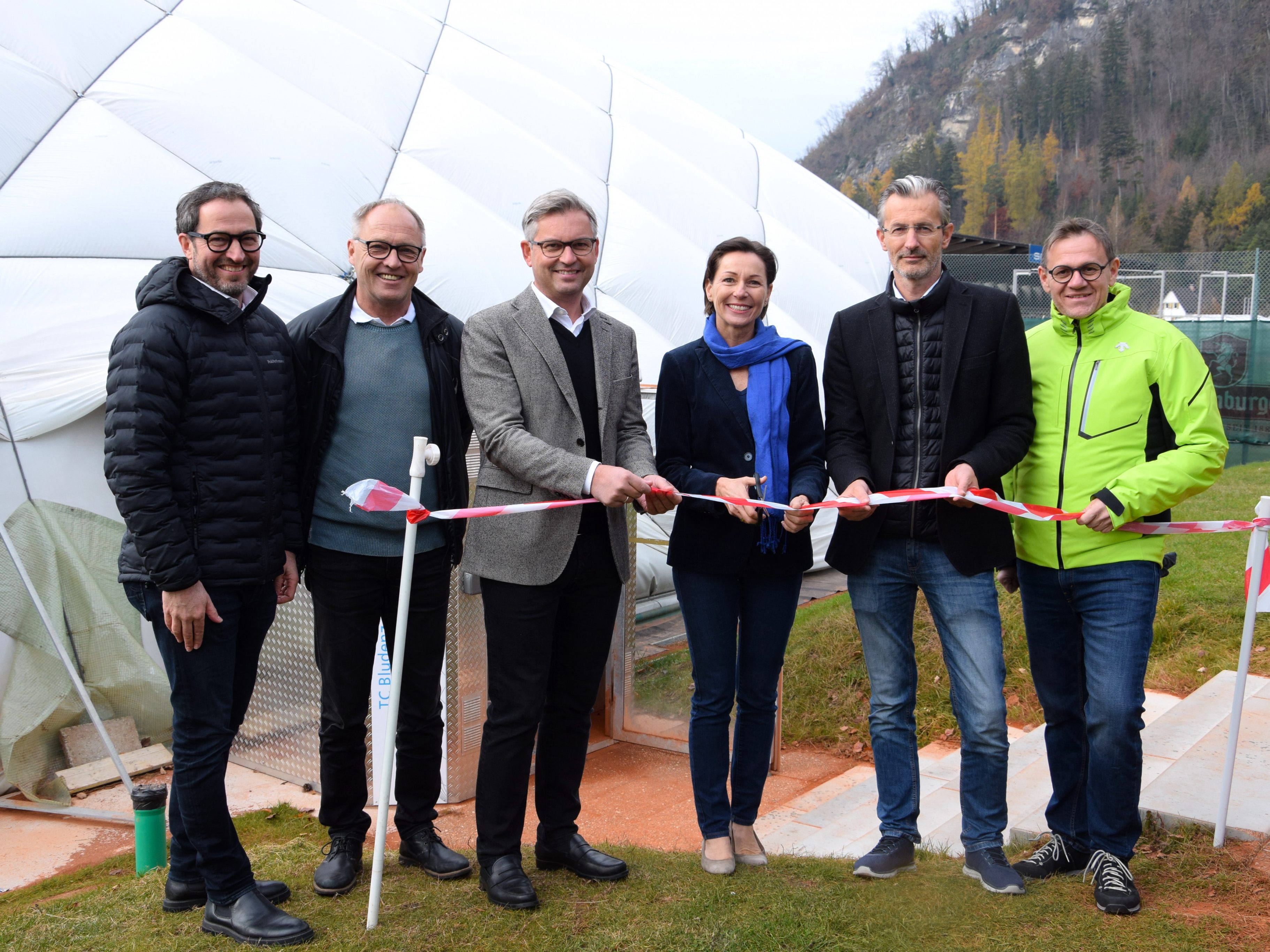 Offizielle Eröffnung der neuen Traglufthalle des Tennisclub Bludenz; im Bild: Wolfgang Hämmerle, Kurt Tschofen, Magnus Brunner, Martina Büscher, Jimmy Heinzl und Christoph Thoma. Offizielle Eröffnung der neuen Traglufthalle des Tennisclub Bludenz; im Bild: Wolfgang Hämmerle, Kurt Tschofen, Magnus Brunner, Martina Büscher, Jimmy Heinzl und Christoph Thoma.