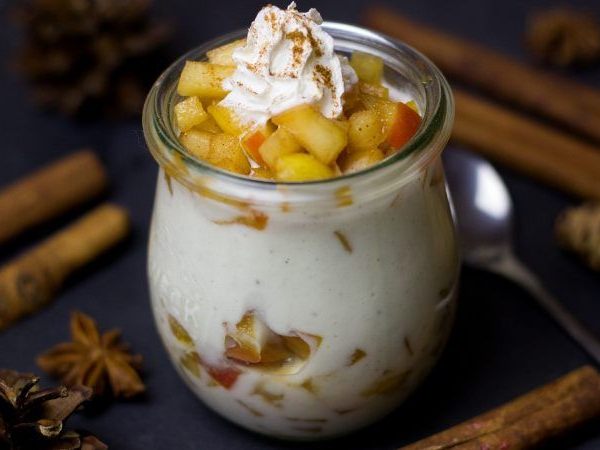 Über ein Apfelmus-Mandel-Dessert wird sich jeder freuen.