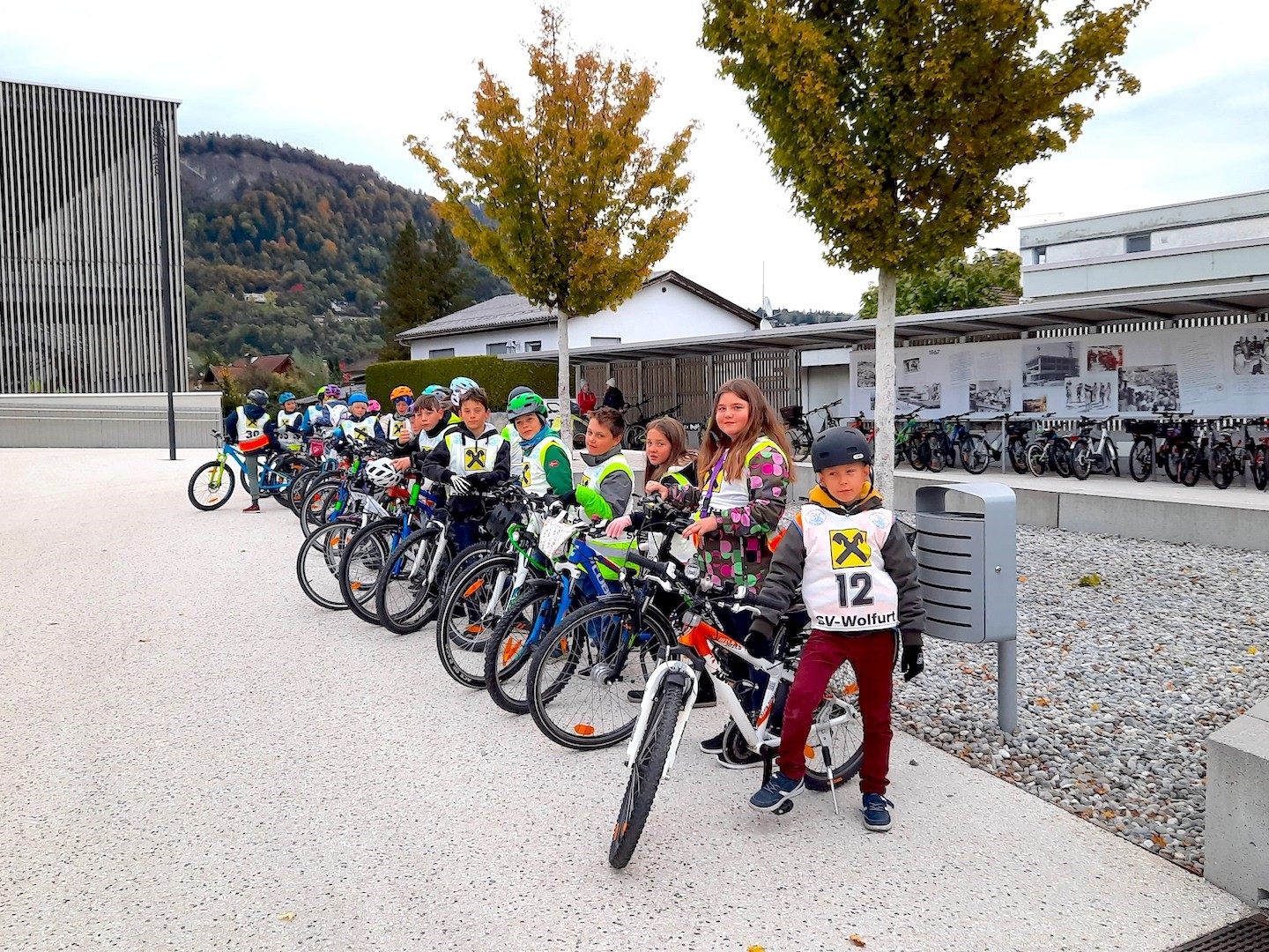 SchülerInnen bei der Fahrradprüfung.