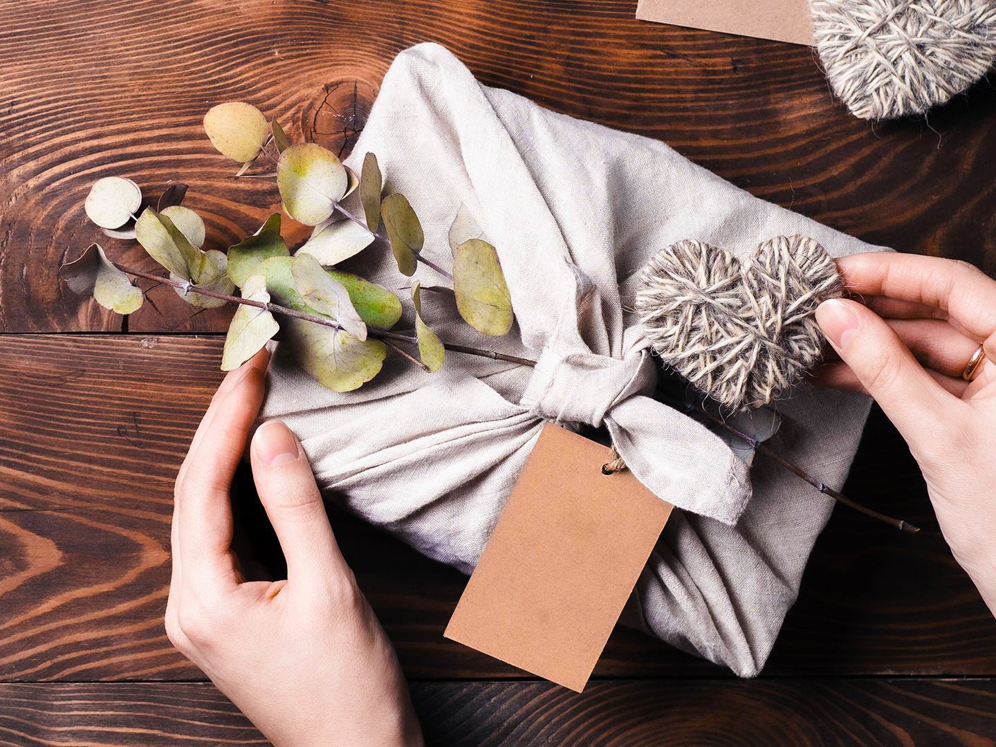 Geschenkpapier ist zu Weihnachten kein Muss: Furoshiki macht's möglich Geschenkpapier ist zu Weihnachten kein Muss: Furoshiki macht's möglich