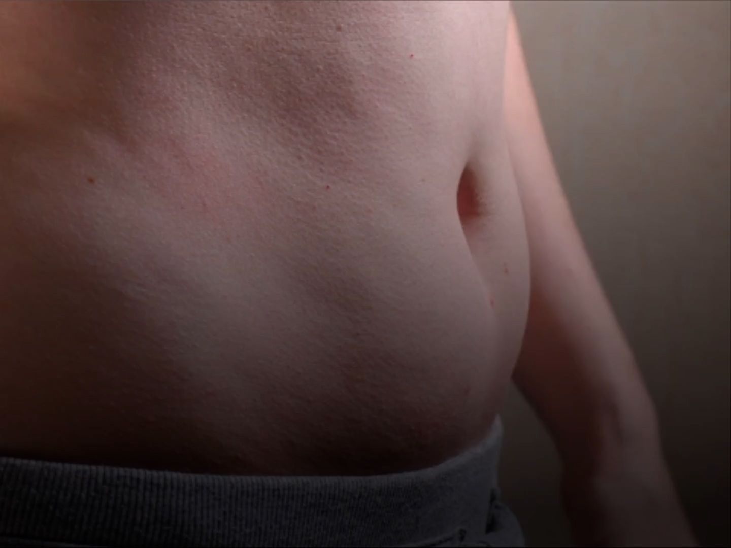 Viele Menschen kämpfen mit Fettablagerungen in der Körpermitte.