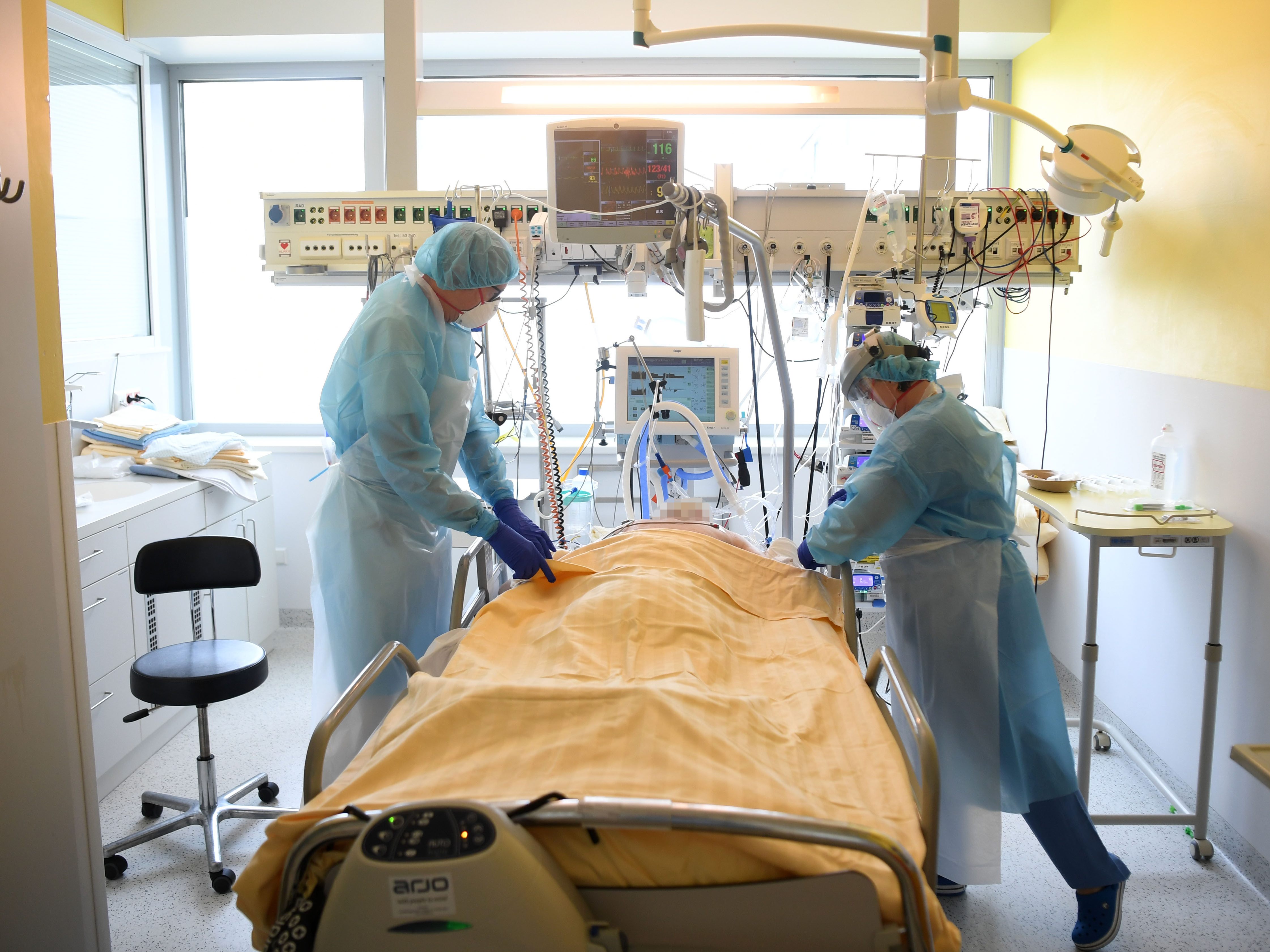 Eigentlich ist in Salzburg nur noch ein Intensivbett für Corona-Patienten verfügbar.