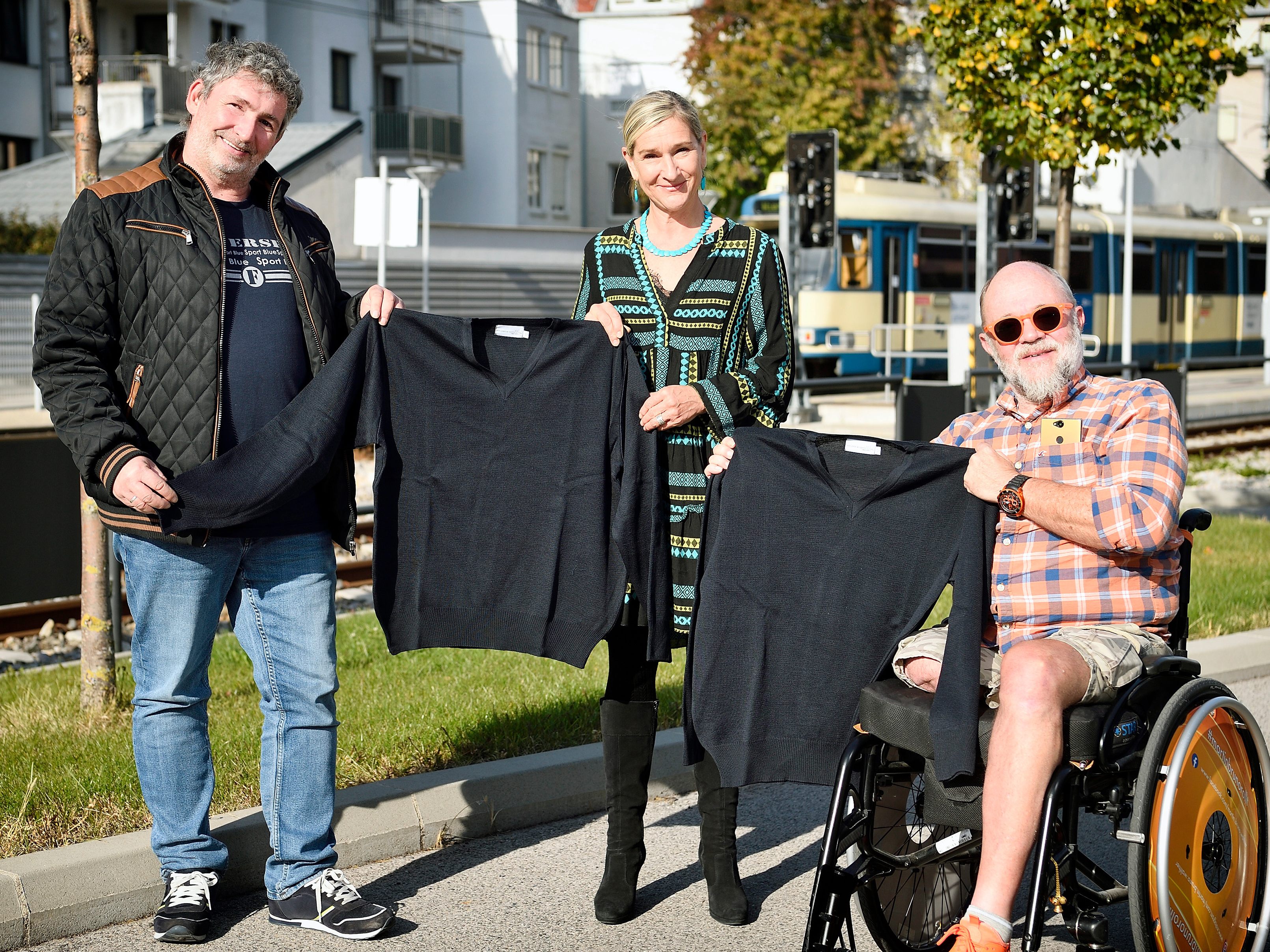 Monika Unterholzner (WLB-Geschäftsführerin) neben Thomas Hofströßer (links) und Bruno Walther (Wohnverbund Baden).