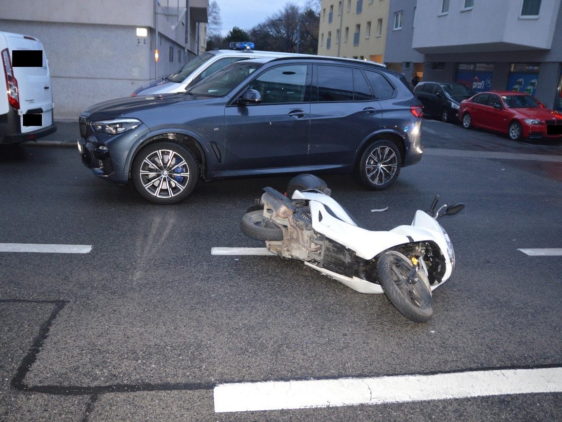 Der Mopedfahrer kam bei der Vollbremsung zu Sturz.