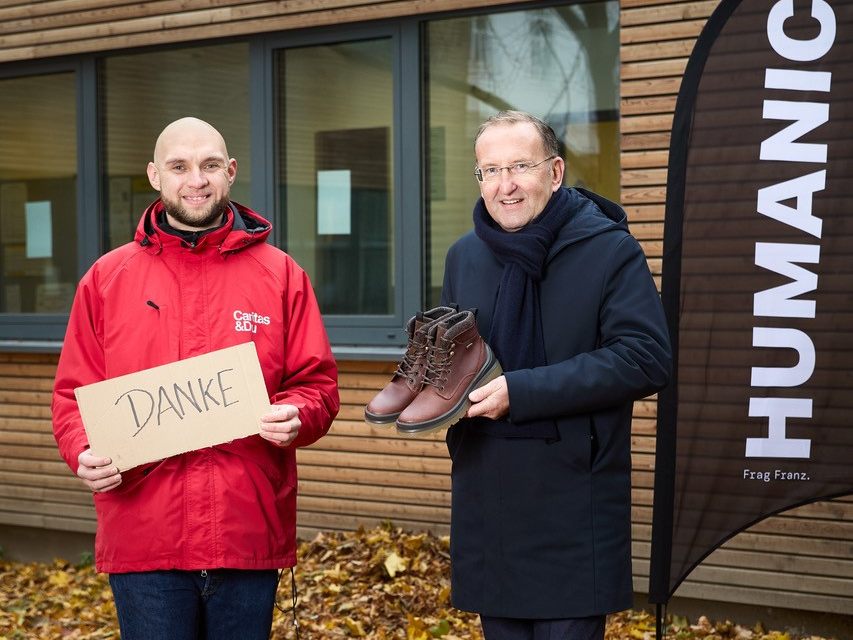 300 Paar Winterschuhe an die Caritas gespendet.