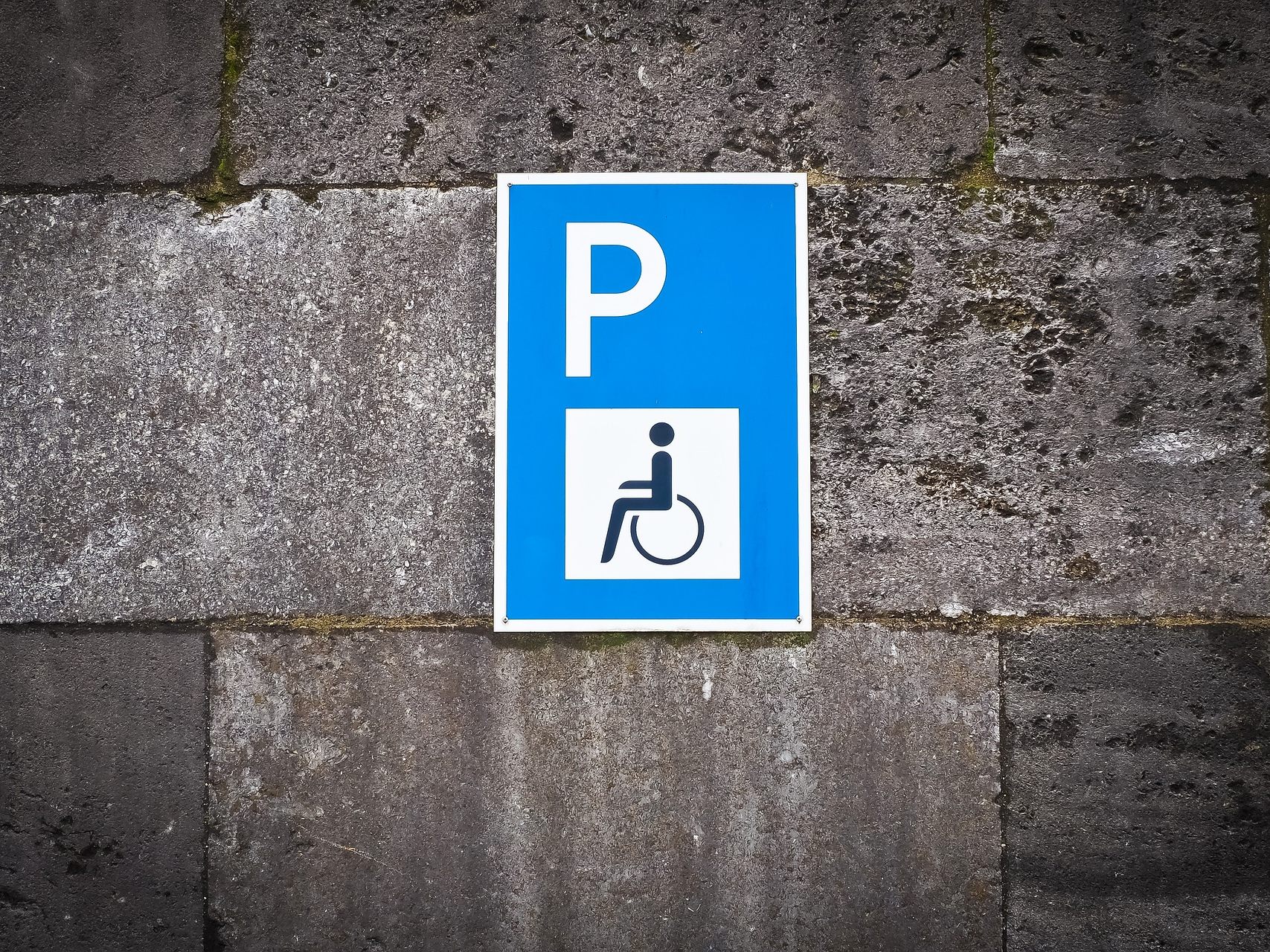 In mehreren Fahrzeugen wurden gefälschte Behindertenparkausweise hinterlegt.