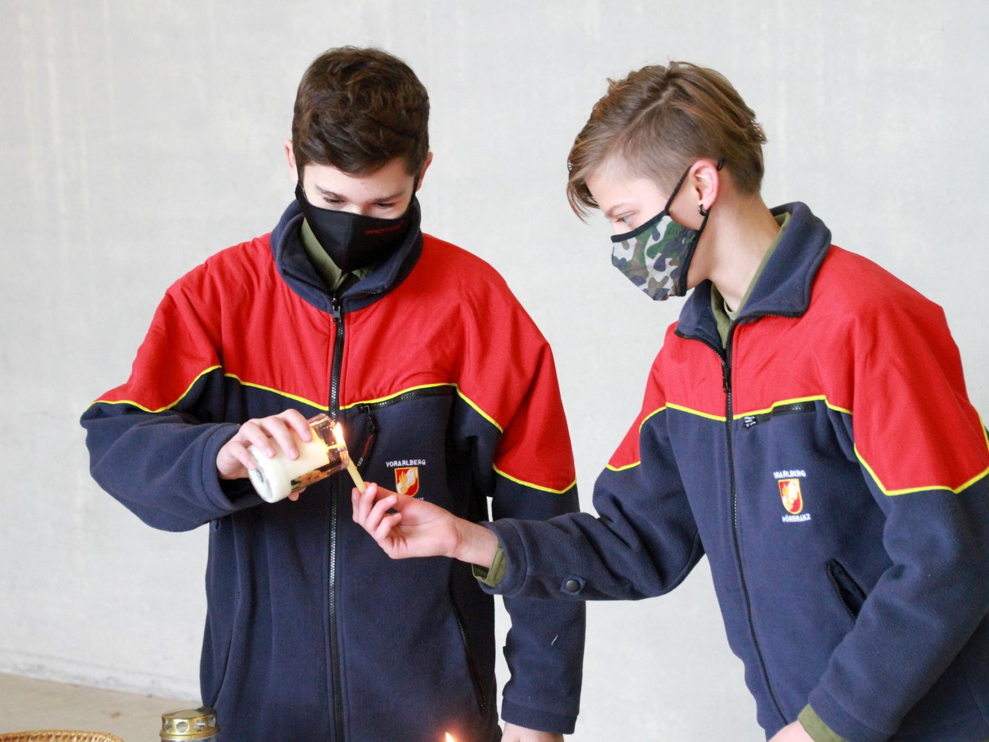 Hörbranzer Feuerwehrjugend verteilt das Zeichen des Friedens