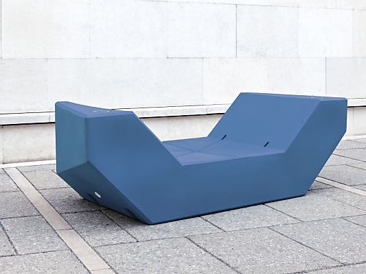 Sitzmöbel ab dem Frühjahr vielleicht in "Powidlblau" Sitzmöbel ab dem Frühjahr vielleicht in "Powidlblau"