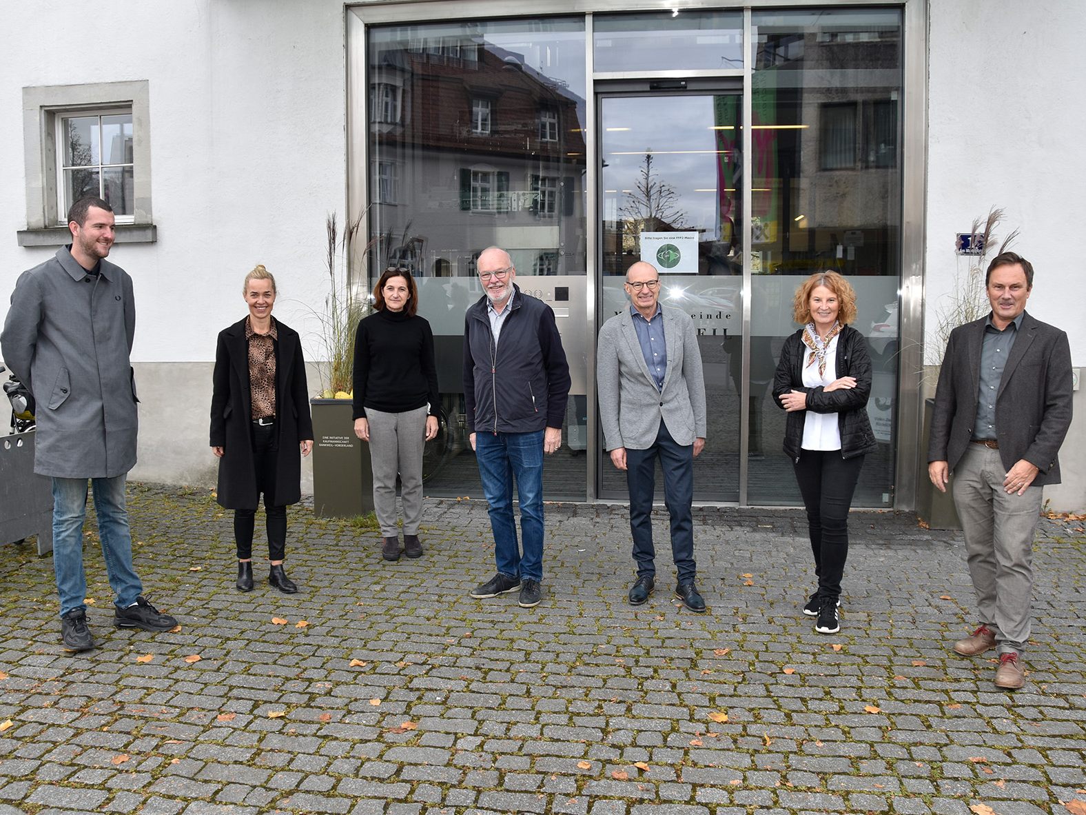 Ein Teil des neuen Beirats vor dem Rathaus Rankweil