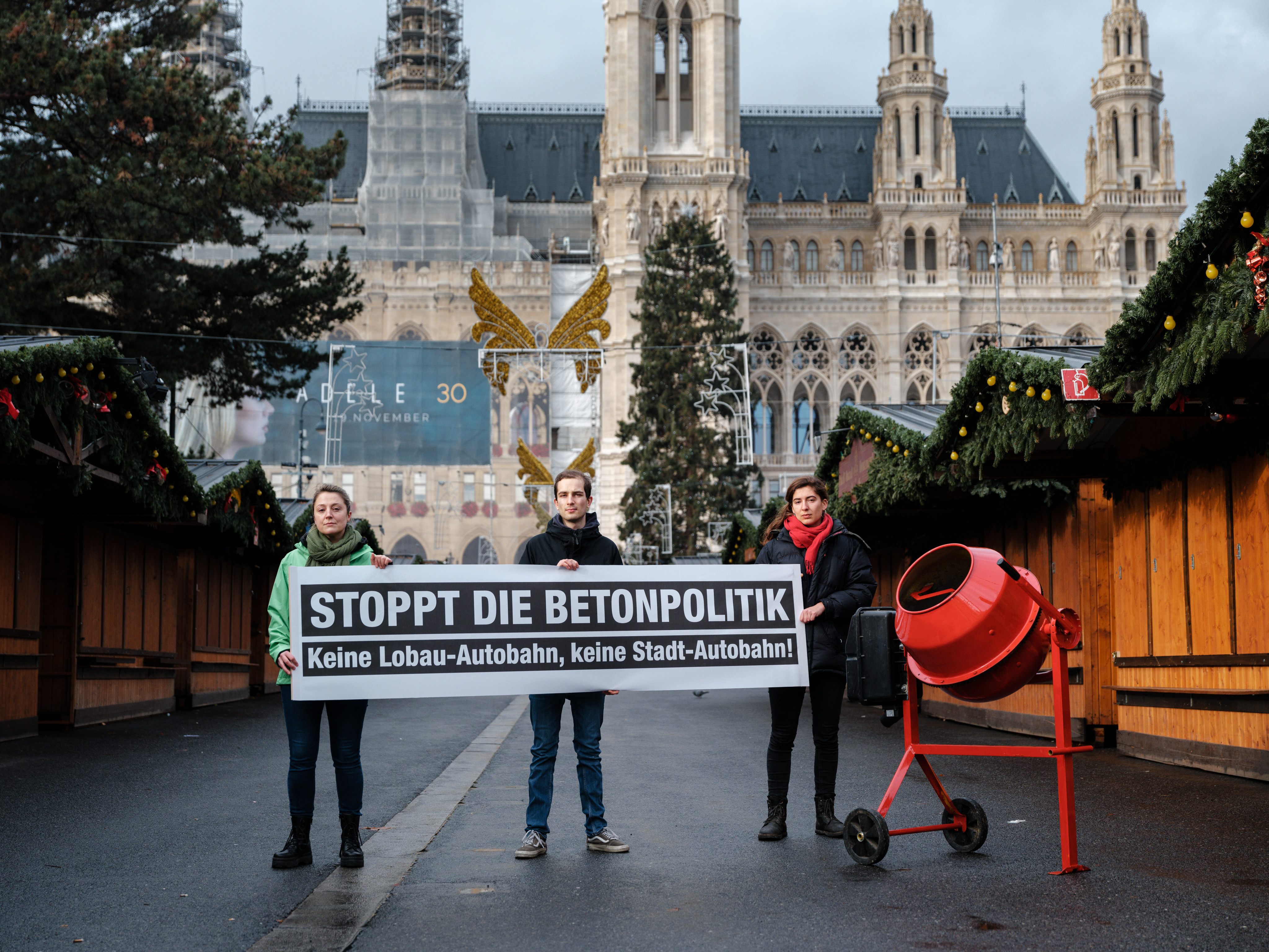 Ein roter Betonmischer vor dem Wiener Rathaus: Das sieht man wohl auch nicht alle Tage.
