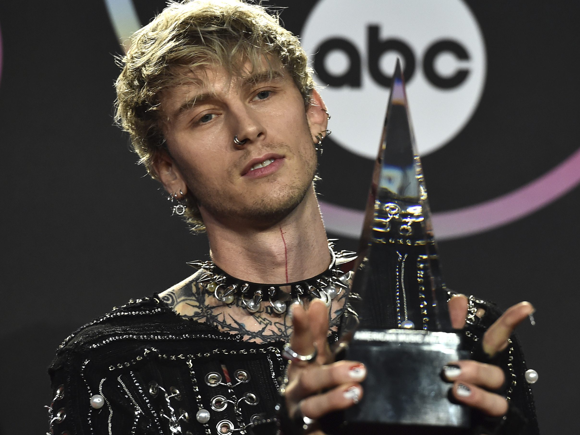 Machine Gun Kelly bei den American Music Awards 2021.