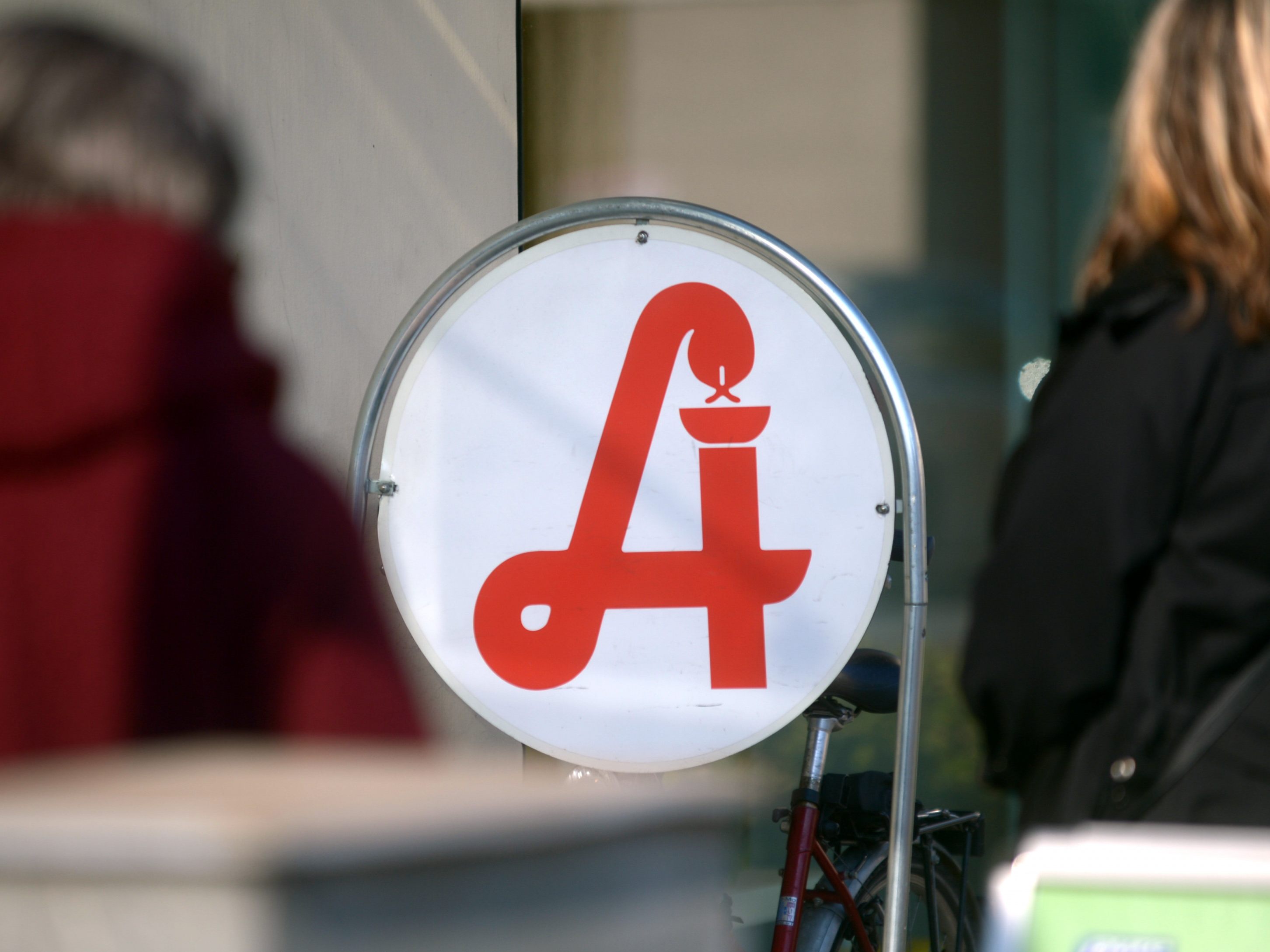 Apotheker klatscht für Corona-Demo Apotheker klatscht für Corona-Demo
