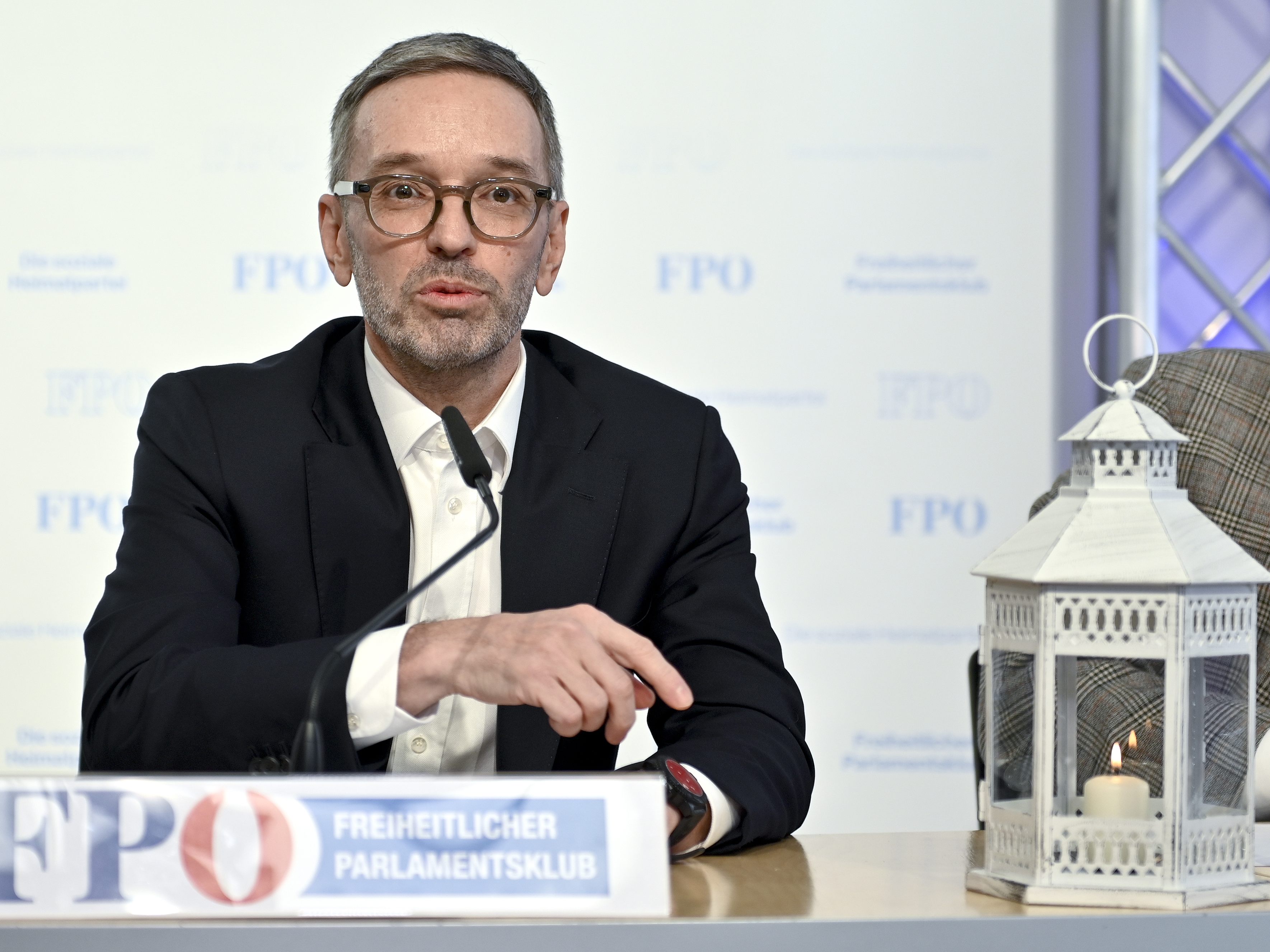 Deshalb ließ Kickl eine Laterne am Podium aufstellen. Deshalb ließ Kickl eine Laterne am Podium aufstellen.