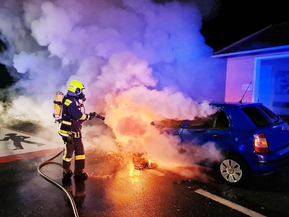 Auto geriet im Bezirk Bruck an der Leitha in Brand.