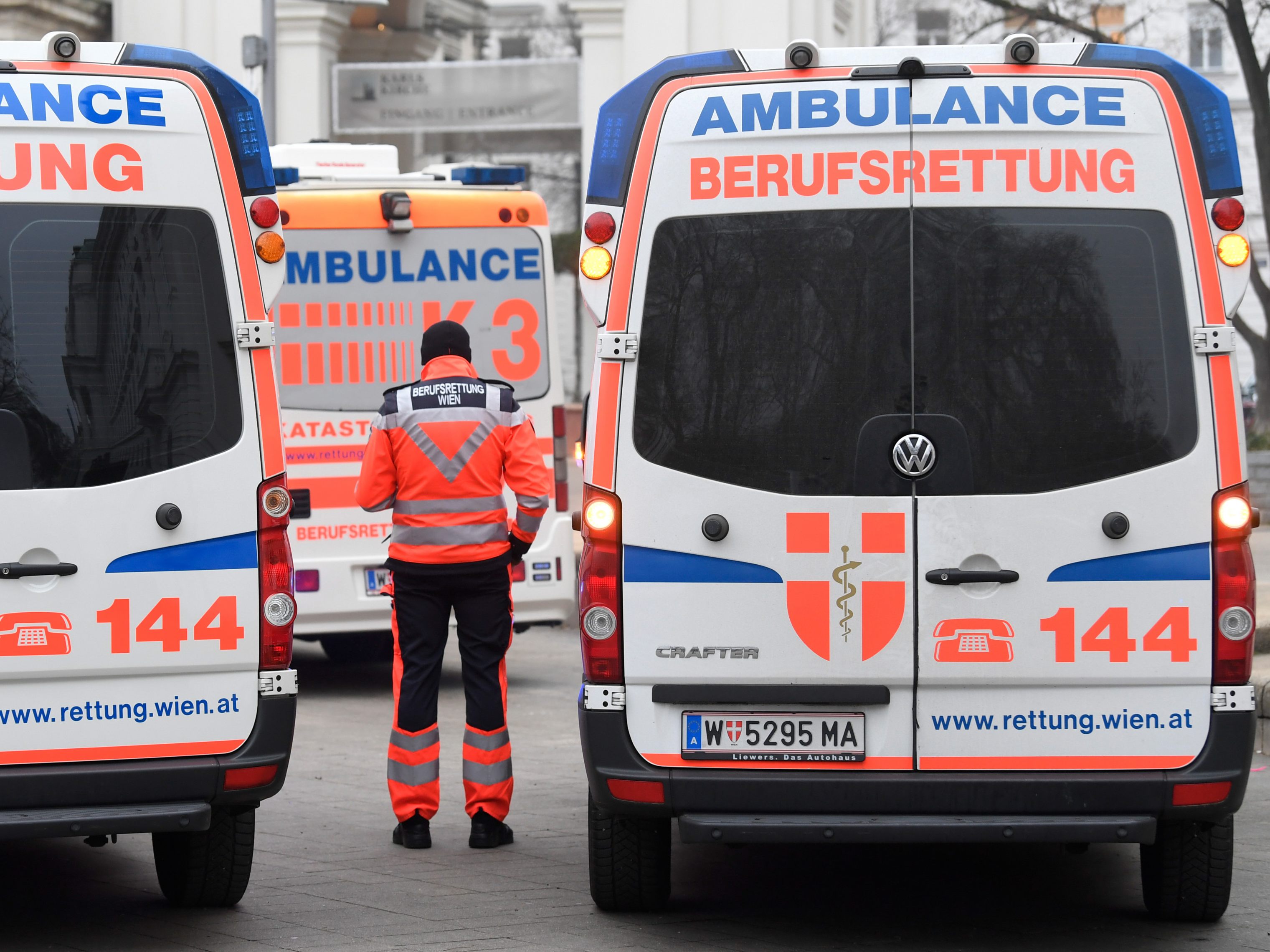 Die Wiener Berufsrettung musste einen Mann versorgen, der sich bei einem Arbeitunfall in Wien-Liesing die Hand abgetrennt hatte.