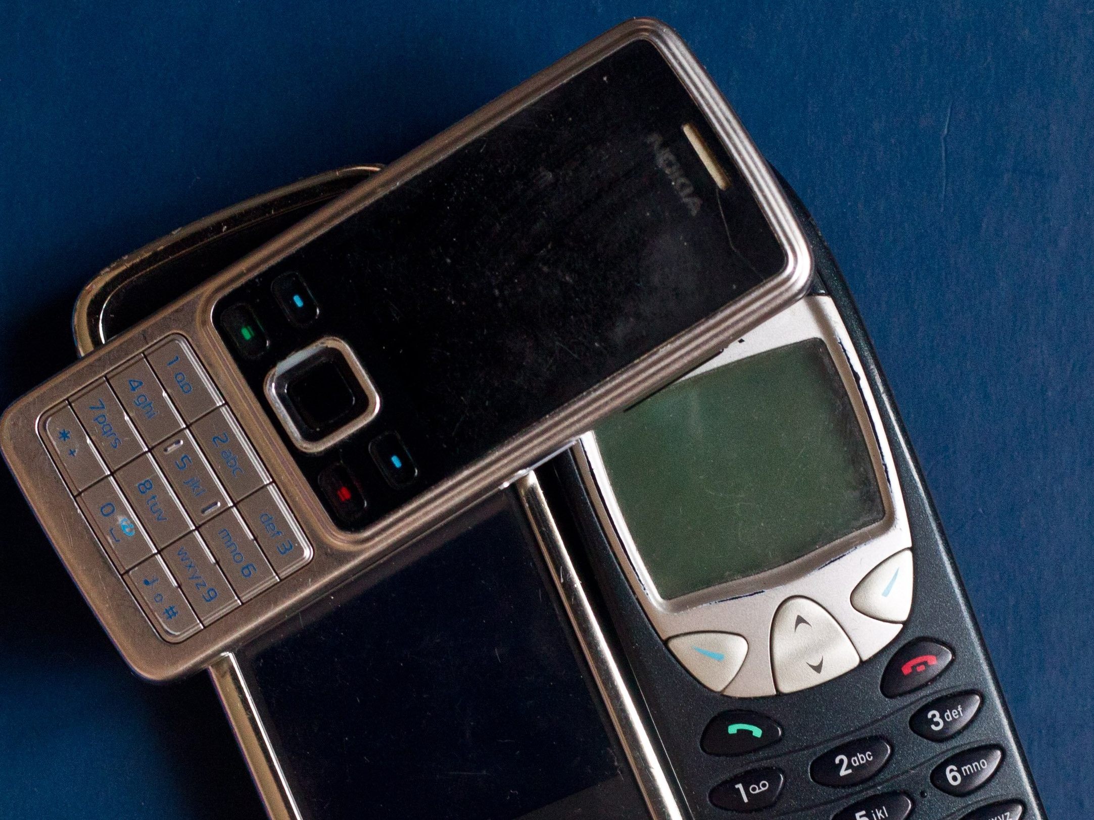 "Merry Christmas", so lautete die erste SMS der Welt im Jahr 1992. Sie wurde wahrscheinlich von einem ähnlich alten Handy, wie das hier abgebildete geschickt. "Merry Christmas", so lautete die erste SMS der Welt im Jahr 1992. Sie wurde wahrscheinlich von einem ähnlich alten Handy, wie das hier abgebildete geschickt.