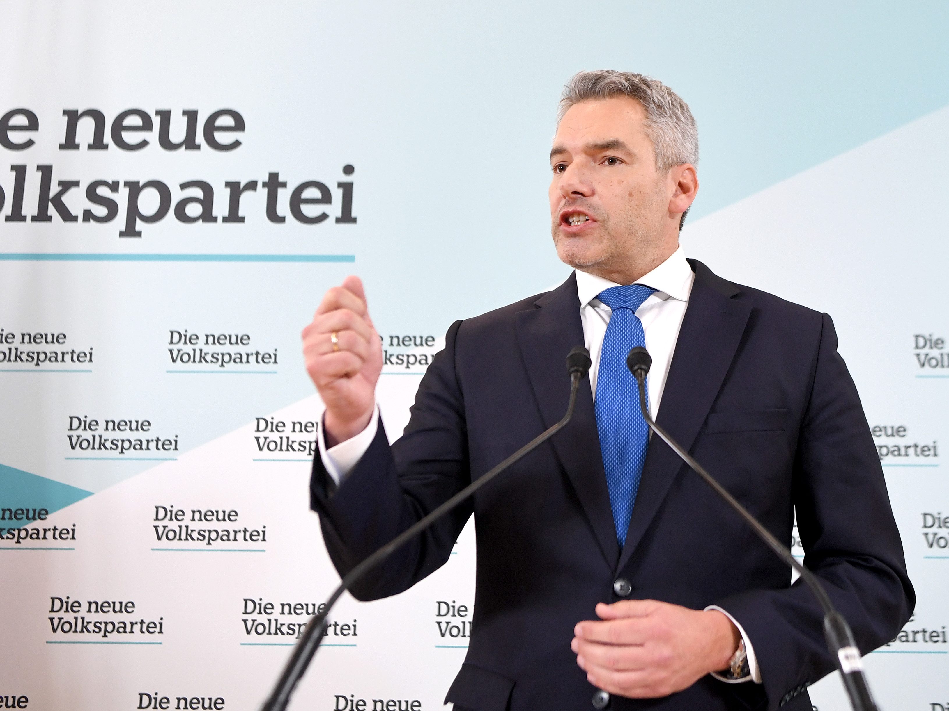 Die ÖVP-Landesparteien sehen Karl Nehammer, als die richtige Person für den Job als Bundeskanzler. Die ÖVP-Landesparteien sehen Karl Nehammer, als die richtige Person für den Job als Bundeskanzler.