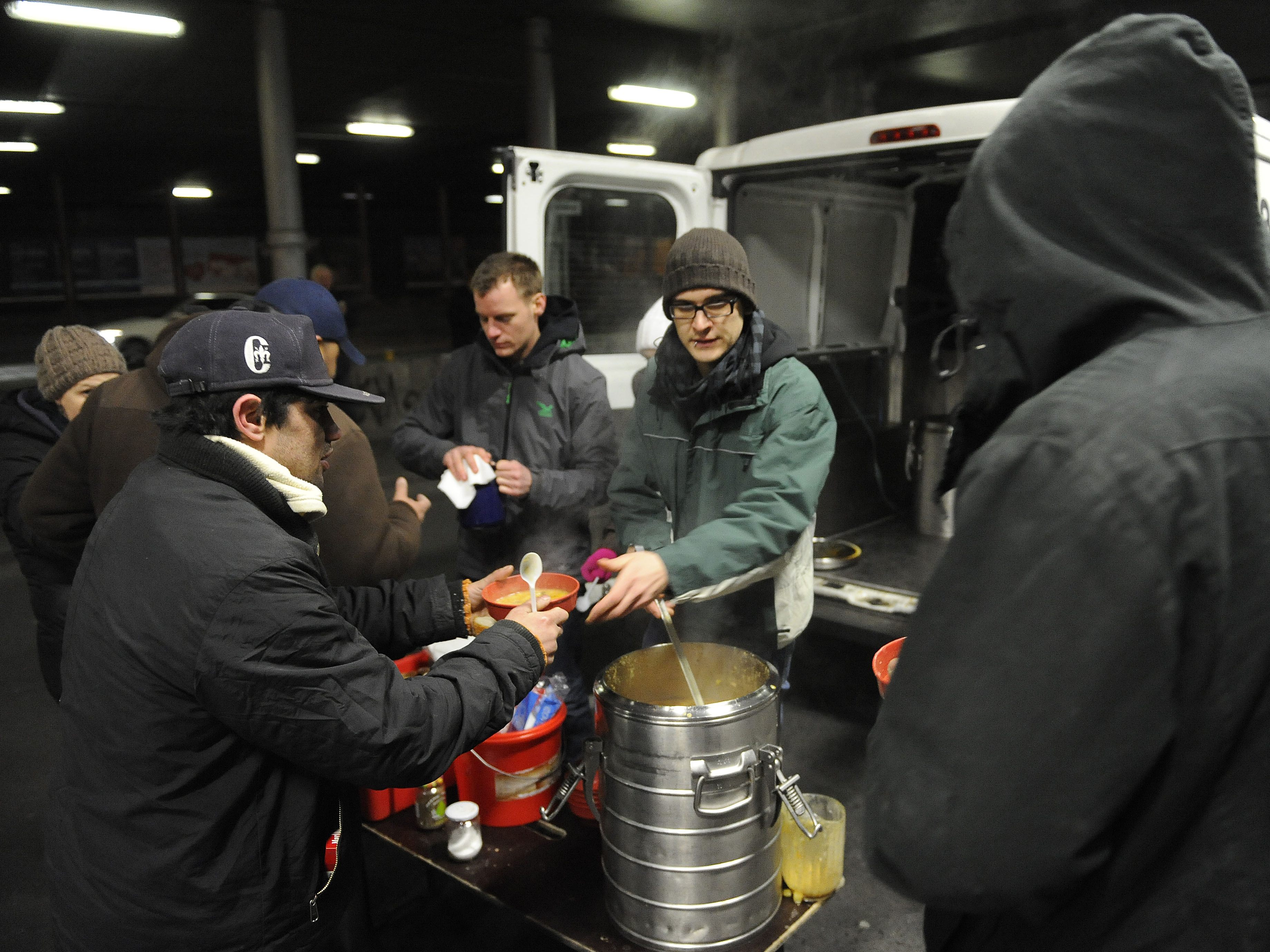 Ähnlich wie die Caritas in Wien, ist auch der VinziBus in Graz unterwegs und versorgt Obdachlose mit Essen und warmen Tee. Ähnlich wie die Caritas in Wien, ist auch der VinziBus in Graz unterwegs und versorgt Obdachlose mit Essen und warmen Tee.