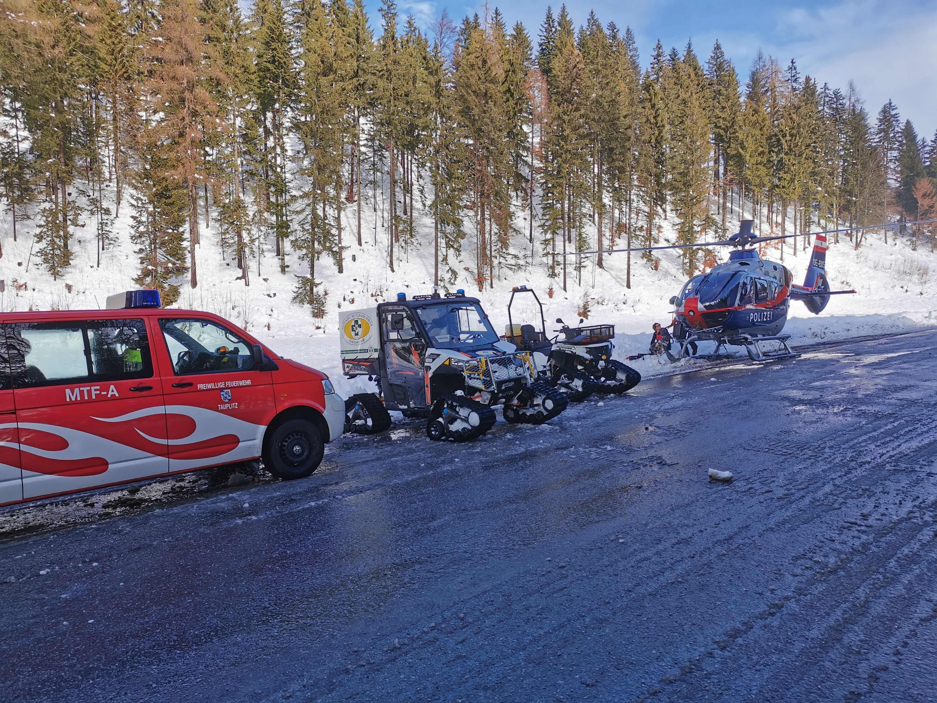 Am Mittwoch, 01. Dezember 2021 fand eine Suchaktion nach dem abgängigen Wiener Wanderer statt, an der 65 Einsatzkräfte von Bergrettung und Feuerwehr sowie Hundeführer der Alpinpolizei und ein Hubschrauber teilnahmen