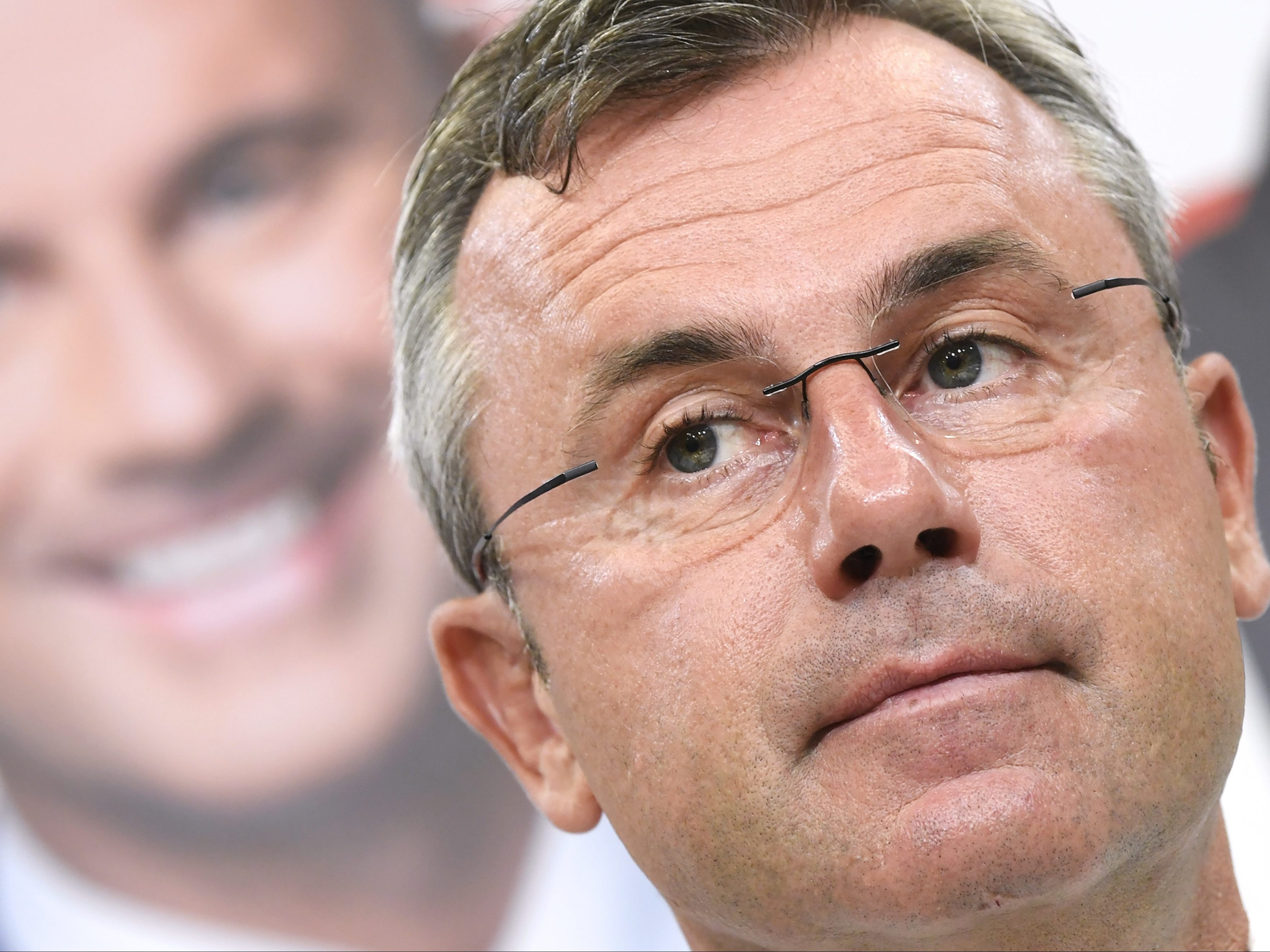 Hofer verteidigt FPÖ-Chef Kickl gegen Van der Bellens Kritik. Hofer verteidigt FPÖ-Chef Kickl gegen Van der Bellens Kritik.