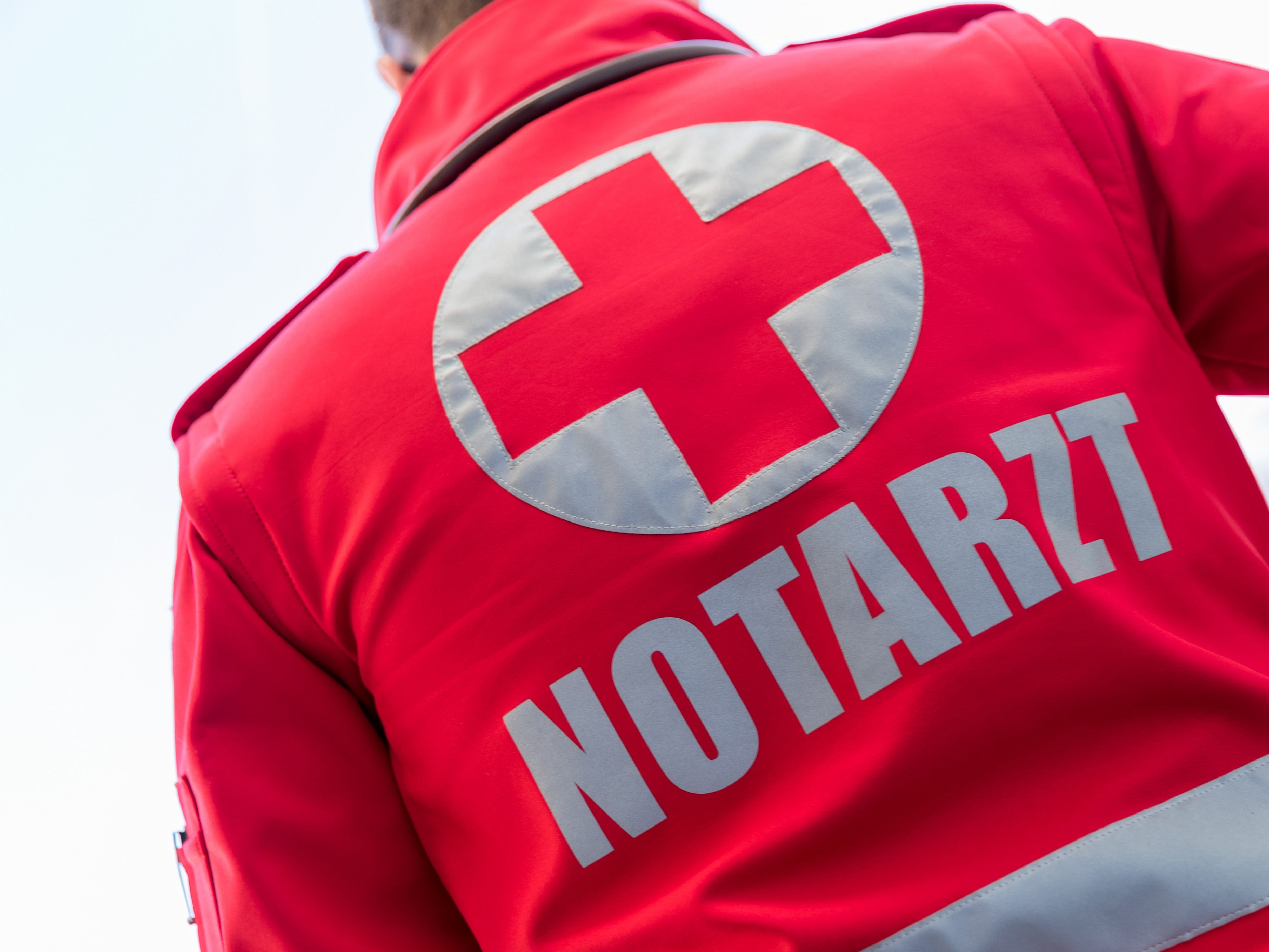 Notarztwagen verunglückte bei Einsatz in NÖ auf Schneefahrbahn.