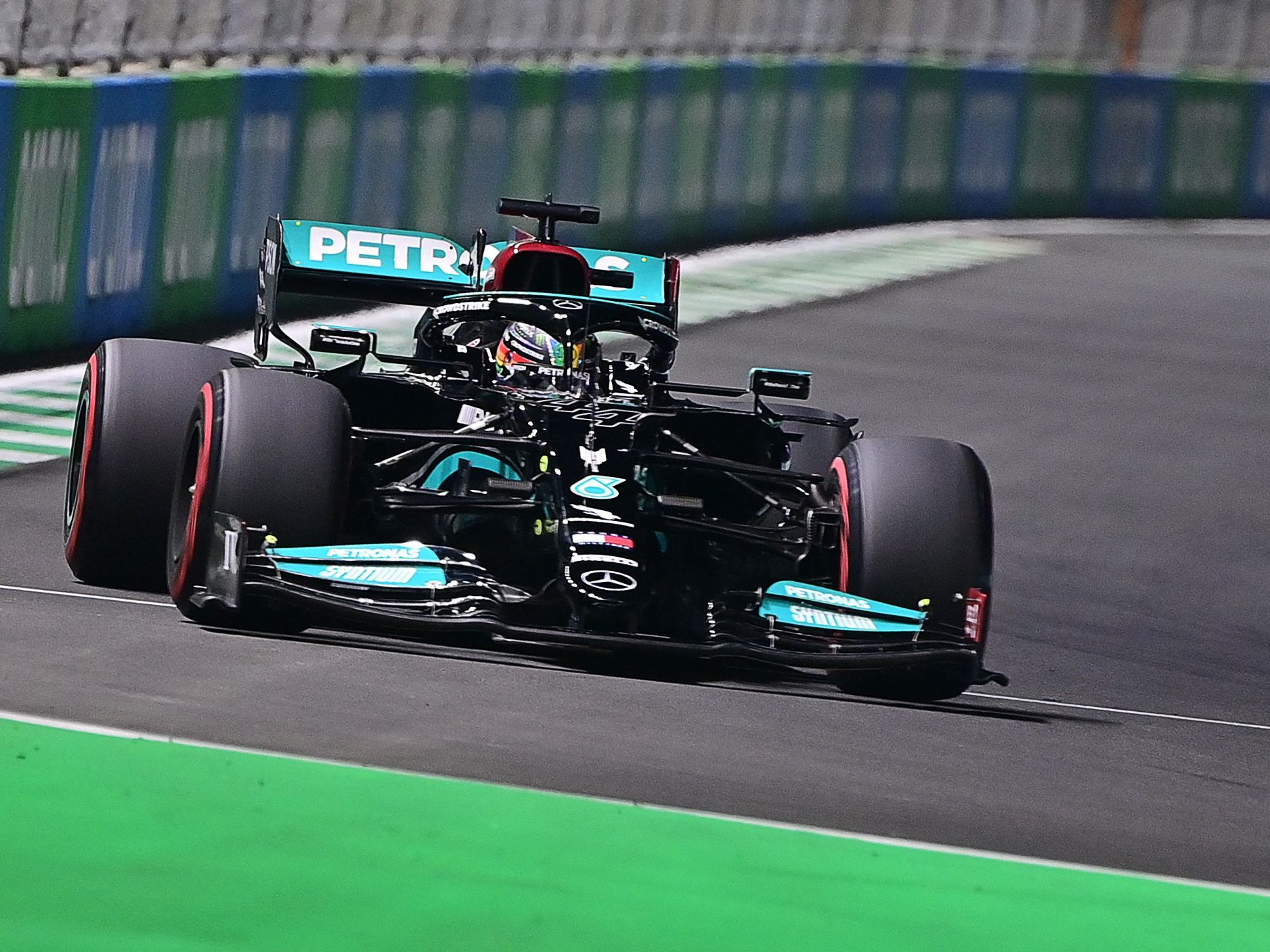 Lewis Hamilton schafft es in Saudi Arabien auf die Pole Position. Lewis Hamilton schafft es in Saudi Arabien auf die Pole Position.