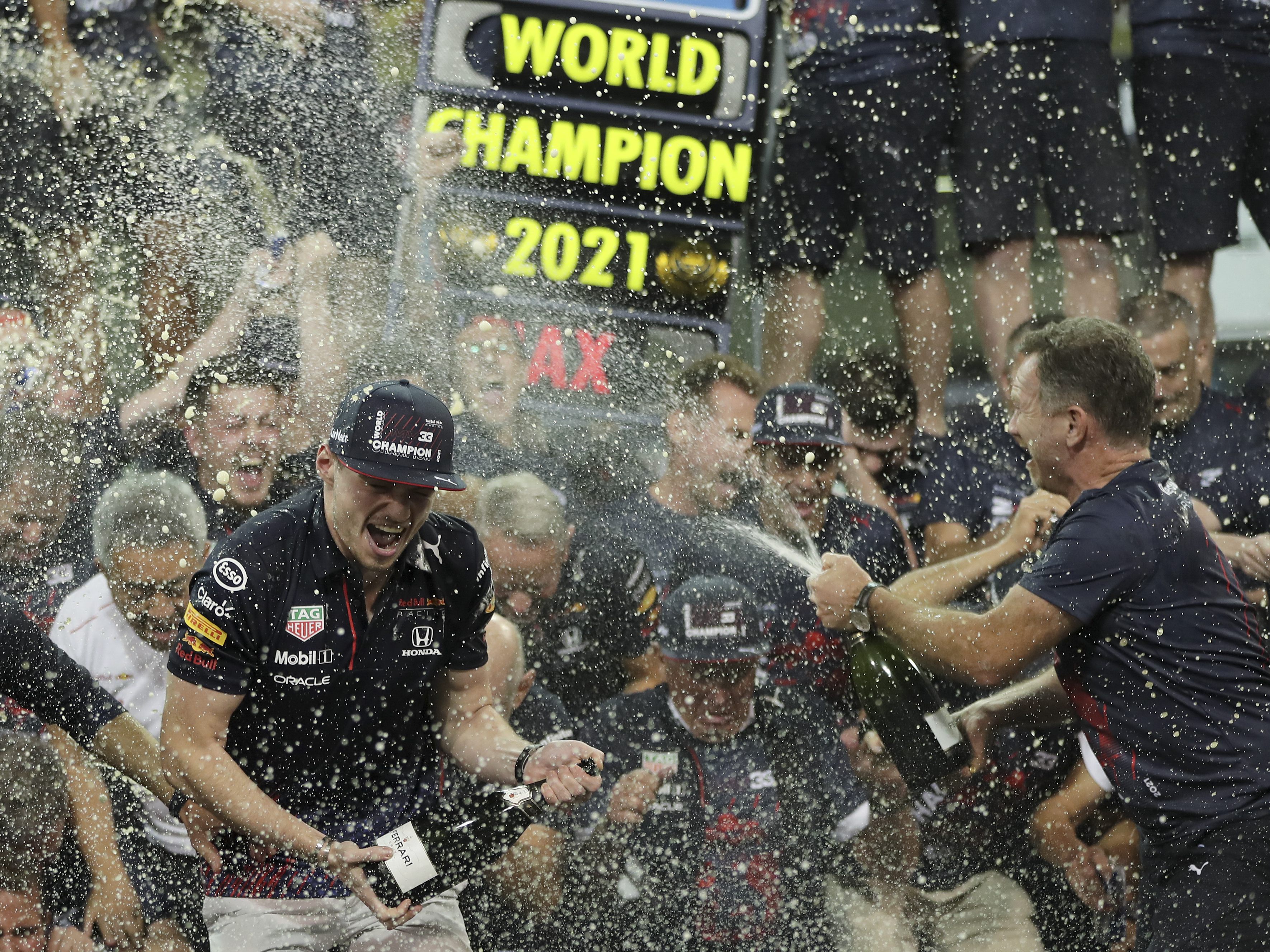 Große Freude: Das Red Bull-Team freut sich mit Max Verstappen. Große Freude: Das Red Bull-Team freut sich mit Max Verstappen.