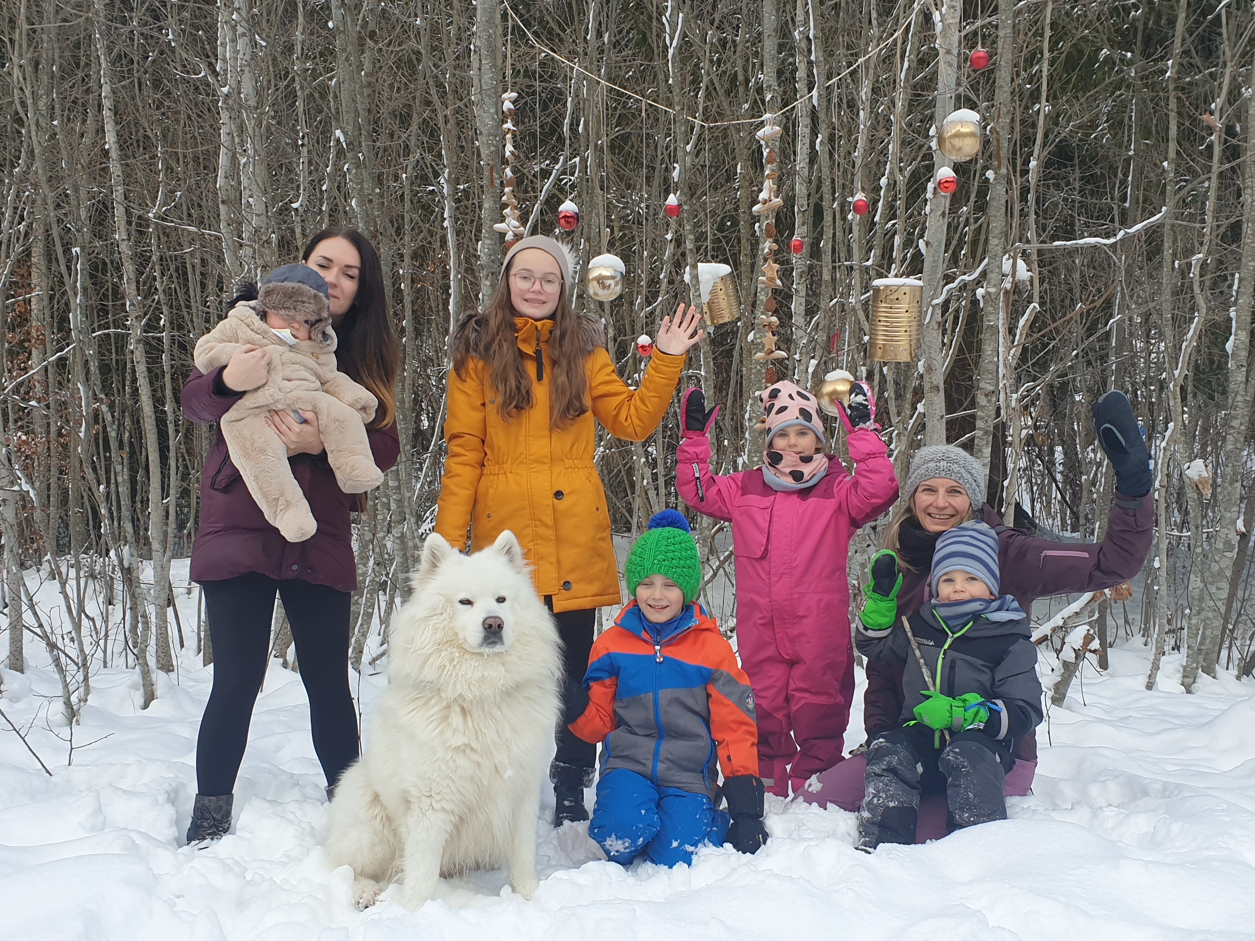 Zuzana mit Max, Lea und Tim sowie Christa mit Lilly und Lenny besuchen den Adventwald.