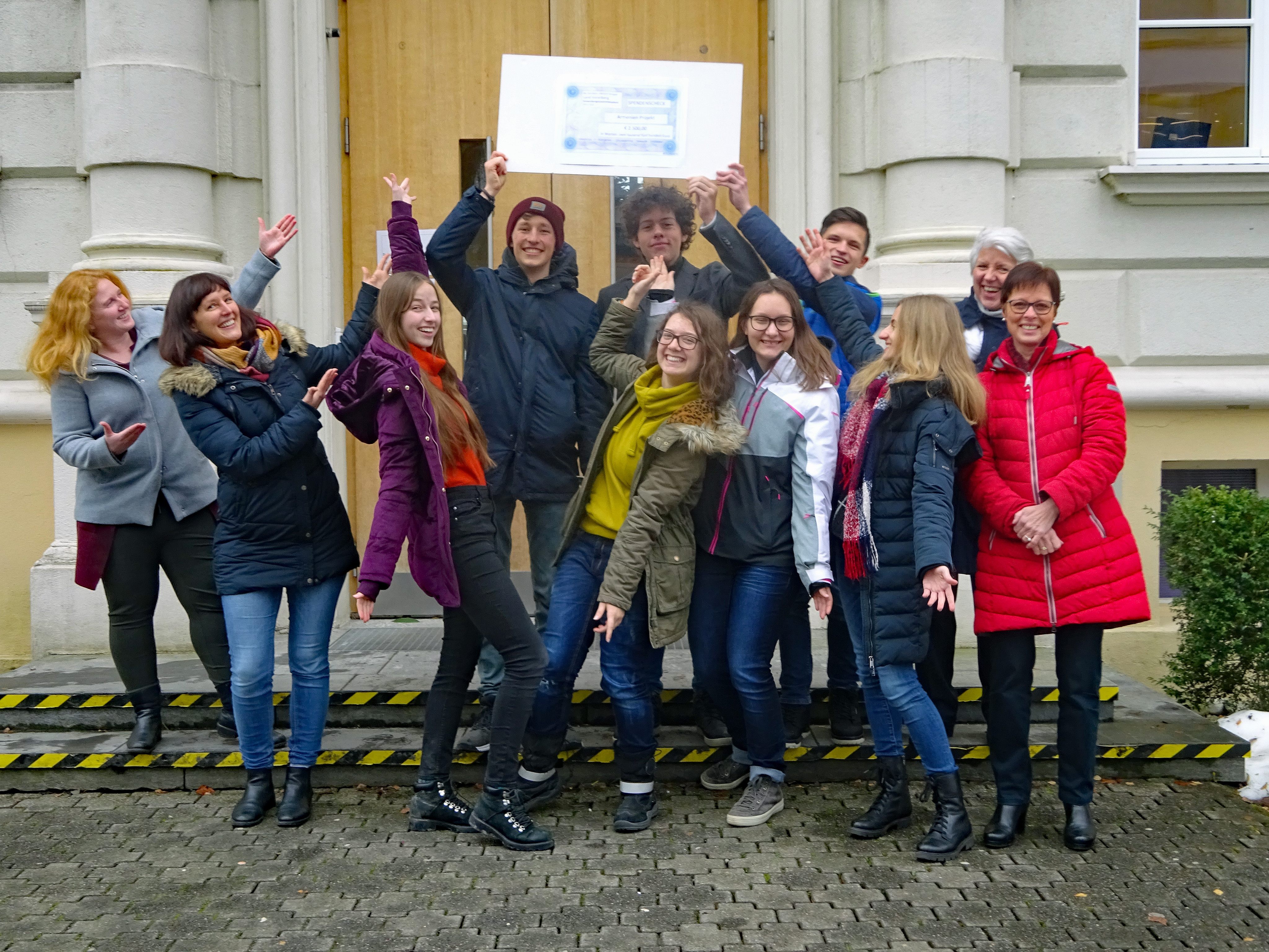 Die engagierten Schüler des BG Dornbirn freuten sich über die Verdoppelung ihrer Spende. Die engagierten Schüler des BG Dornbirn freuten sich über die Verdoppelung ihrer Spende.