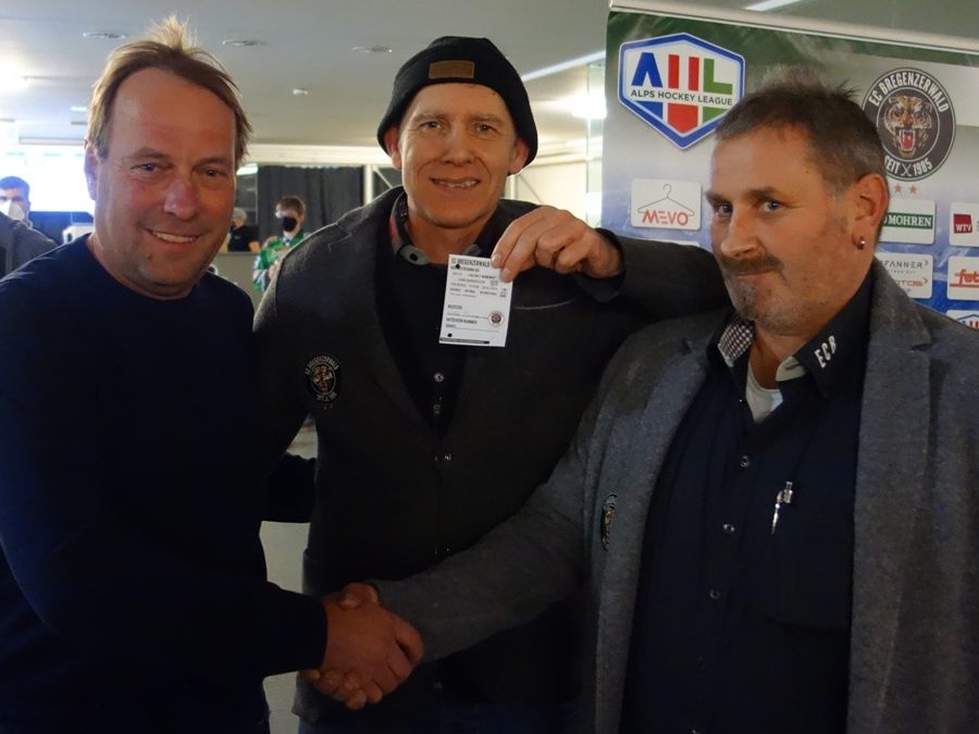Manfred "Jamsie" Fink (li.) gratulierte Thomas "Hacki" Hackenberg (re.) zur "Amtsübernahme" als Hauptsponsor.