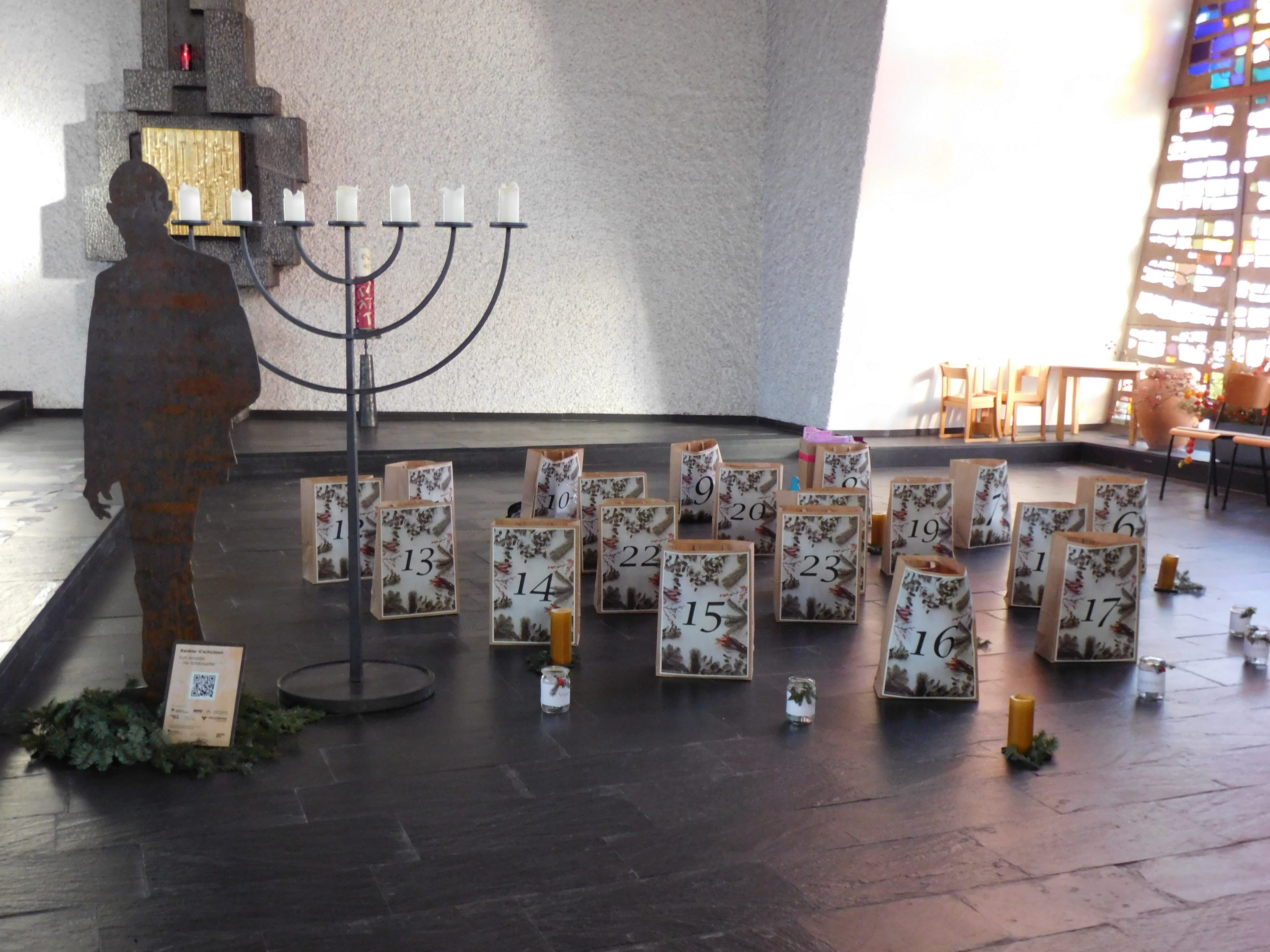 Der umgekehrte Adventkalender in der St. Josefskirche soll anderen Menschen eine Freude bereiten