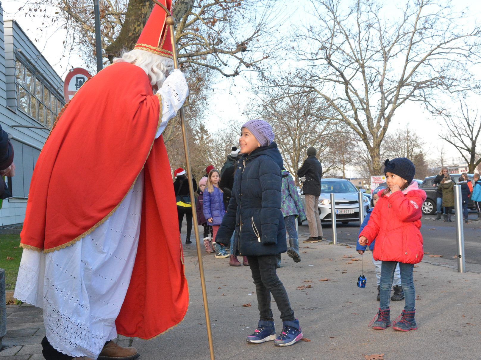 Der Nikolaus überreichte den Handball-Kinder dieses Jahr im Freien ihr Nikolaus-Geschenk. Der Nikolaus überreichte den Handball-Kinder dieses Jahr im Freien ihr Nikolaus-Geschenk.