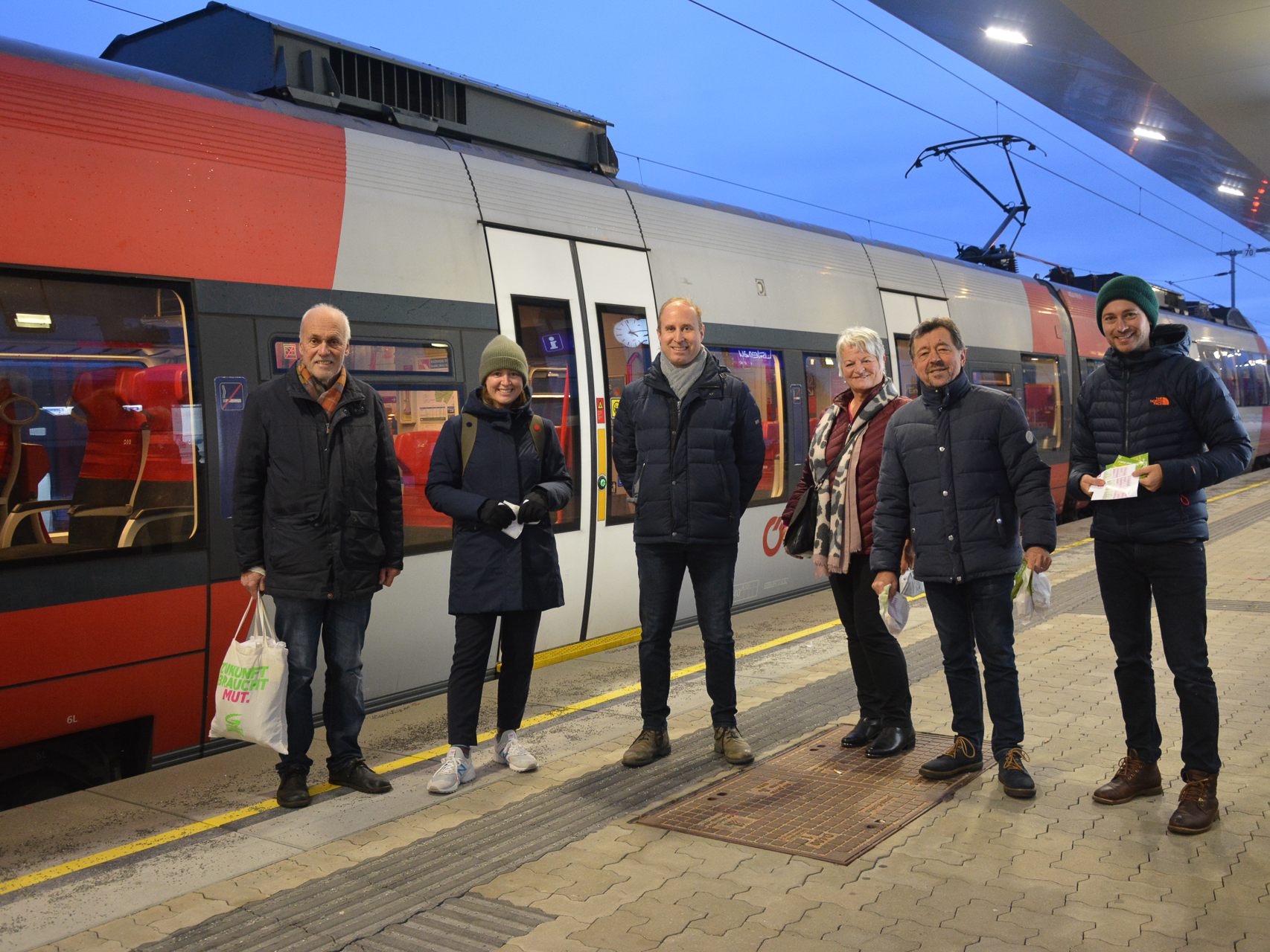 Am ersten Tag der neuen Zugverbindung waren Vertreter der Grünen Lustenau sowie Mathias Blaser, Obmann des Mobilitätsausschusses (3.v.l.) vor Ort. Am ersten Tag der neuen Zugverbindung waren Vertreter der Grünen Lustenau sowie Mathias Blaser, Obmann des Mobilitätsausschusses (3.v.l.) vor Ort.