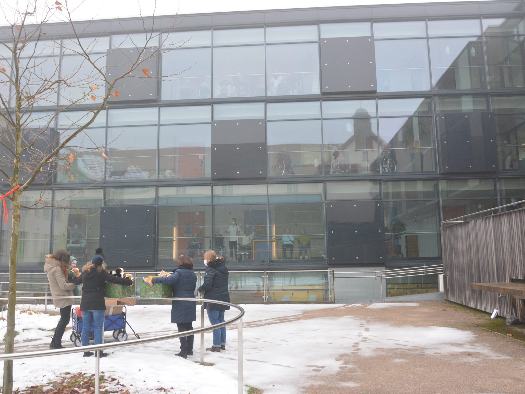 Die Weihnachtsengel aus Dornbirn statteten den beiden Seniorenhäusern in Lustenau einen Besuch im Freien ab und brachten Geschenke für alle mit. Die Weihnachtsengel aus Dornbirn statteten den beiden Seniorenhäusern in Lustenau einen Besuch im Freien ab und brachten Geschenke für alle mit.