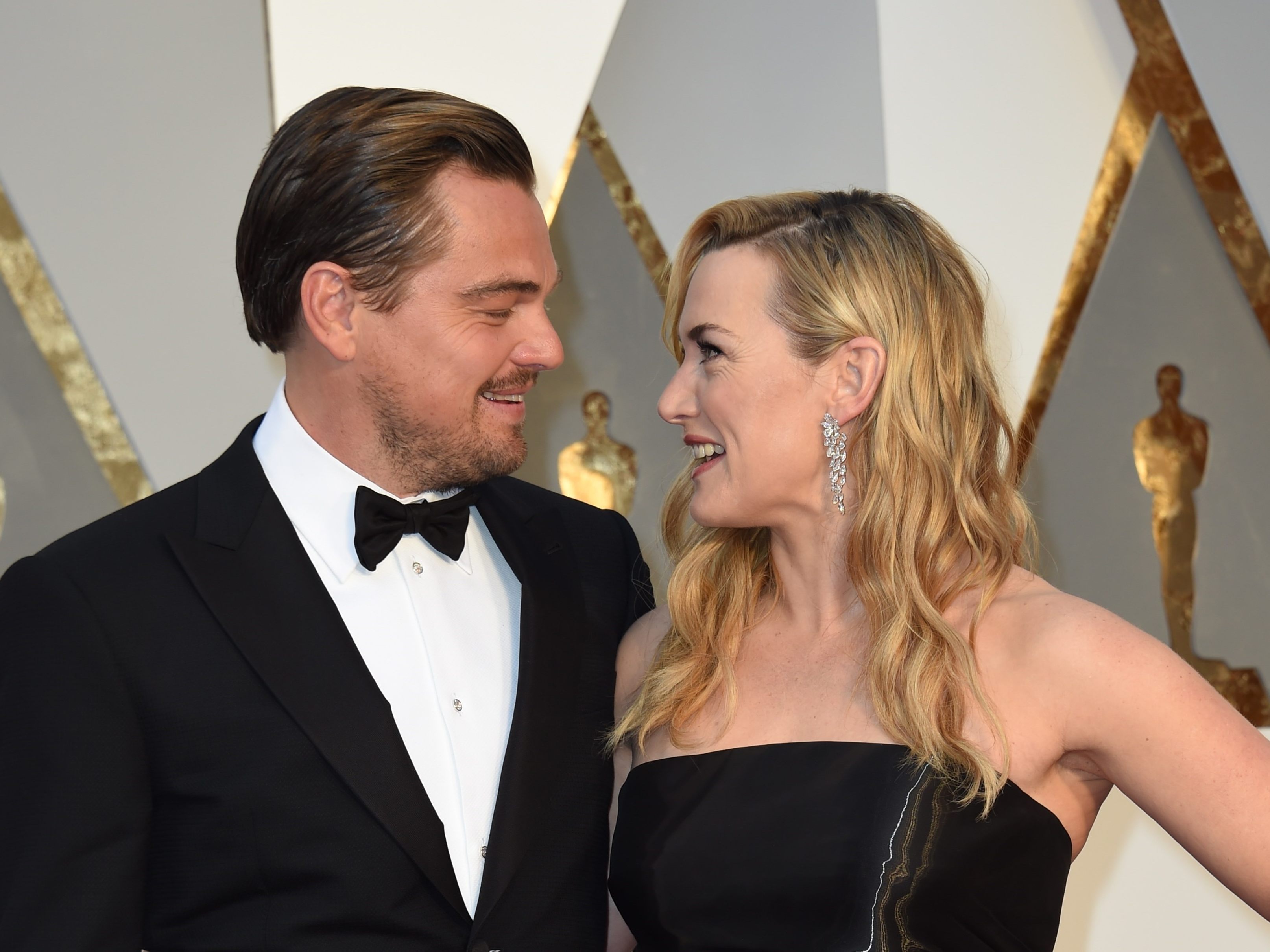 Schauspielerin Kate Winslet berichtete von einem emotionalen Wiedersehen mit US-Kollegen Leonardo DiCaprio. Schauspielerin Kate Winslet berichtete von einem emotionalen Wiedersehen mit US-Kollegen Leonardo DiCaprio.