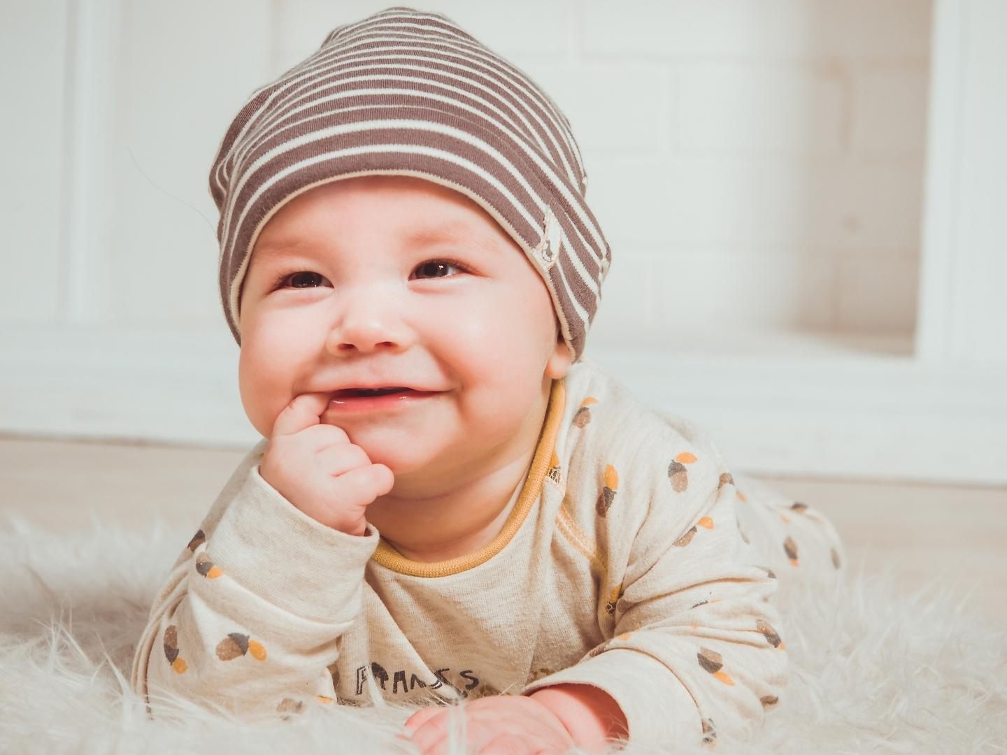 Ein Baby hört zum ersten Mal die Stimme von seinen Eltern.