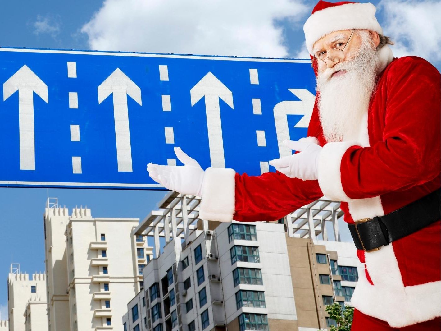 Symbolbild eines Weihnachtsmannes mit Verkehrsschild im Hintergrund.