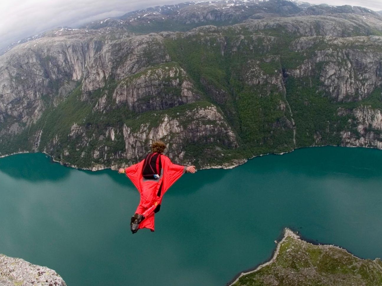 Der Wingsuit ist ein spezieller Anzug für Fallschirmspringer und Basejumper.
