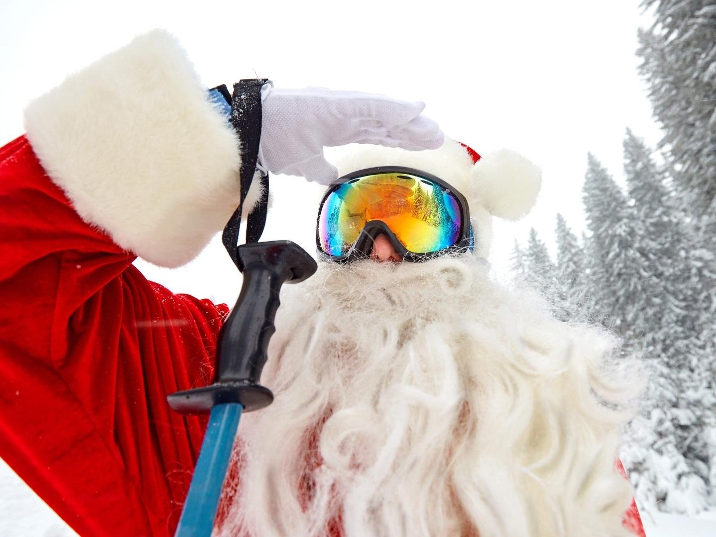 Ein Weihnachtsmann beim Skifahren.