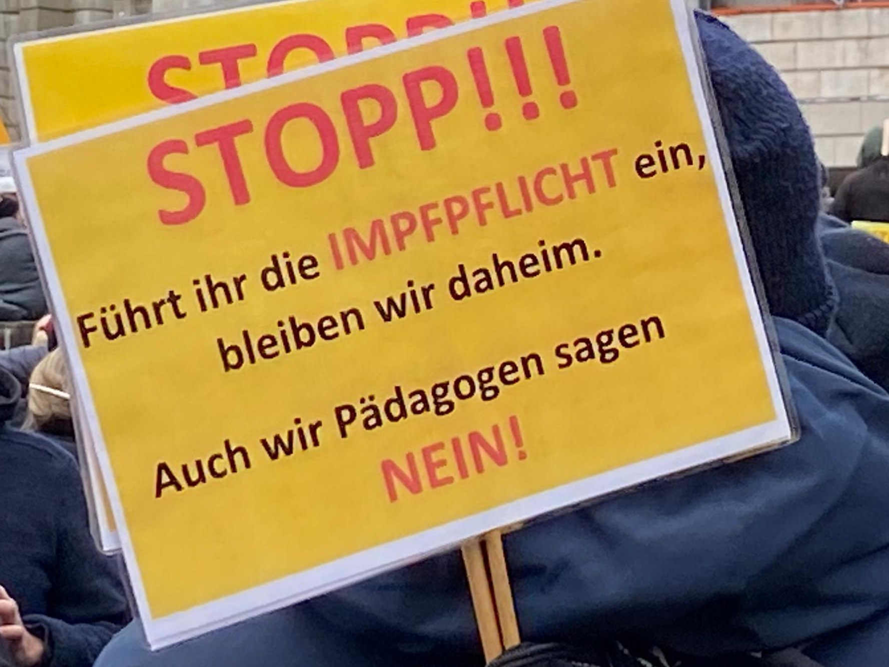 Mag. Freddy Wittwer findet deutliche Worte für seine Kollegen, die wegen der Impfpflicht mit Kündigung drohen.