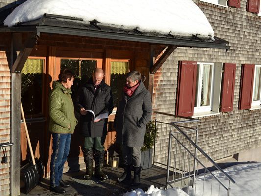 Marlies und Vroni Fink bei der Verteilung des Geschenksbüchleins
