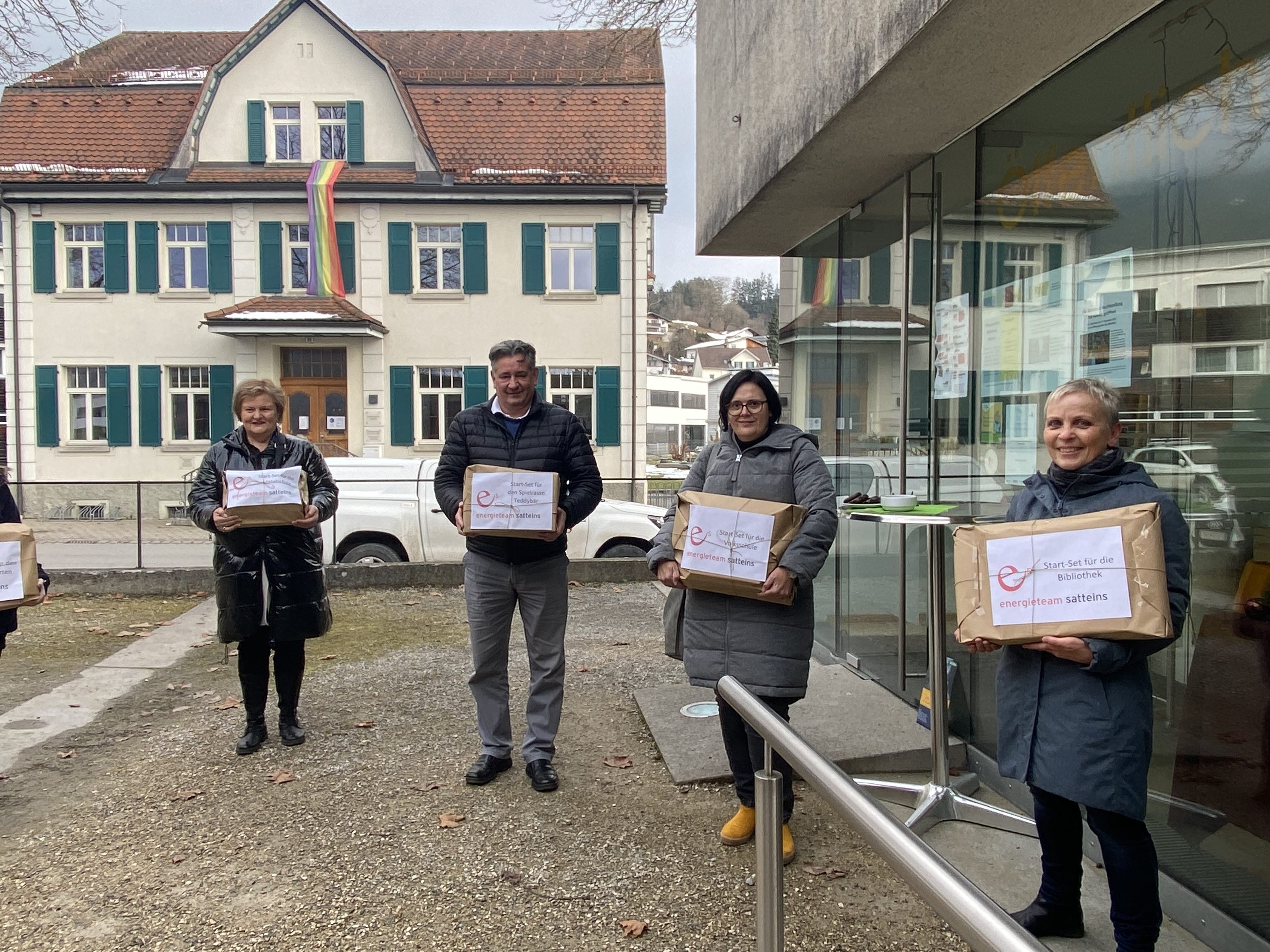Melanie Sinz, Brigitte Bösch, Gert Mayr, Daniela Scheer und Margit Brunner bei der Übergabe vor der Satteinser Bibliothek. Melanie Sinz, Brigitte Bösch, Gert Mayr, Daniela Scheer und Margit Brunner bei der Übergabe vor der Satteinser Bibliothek.