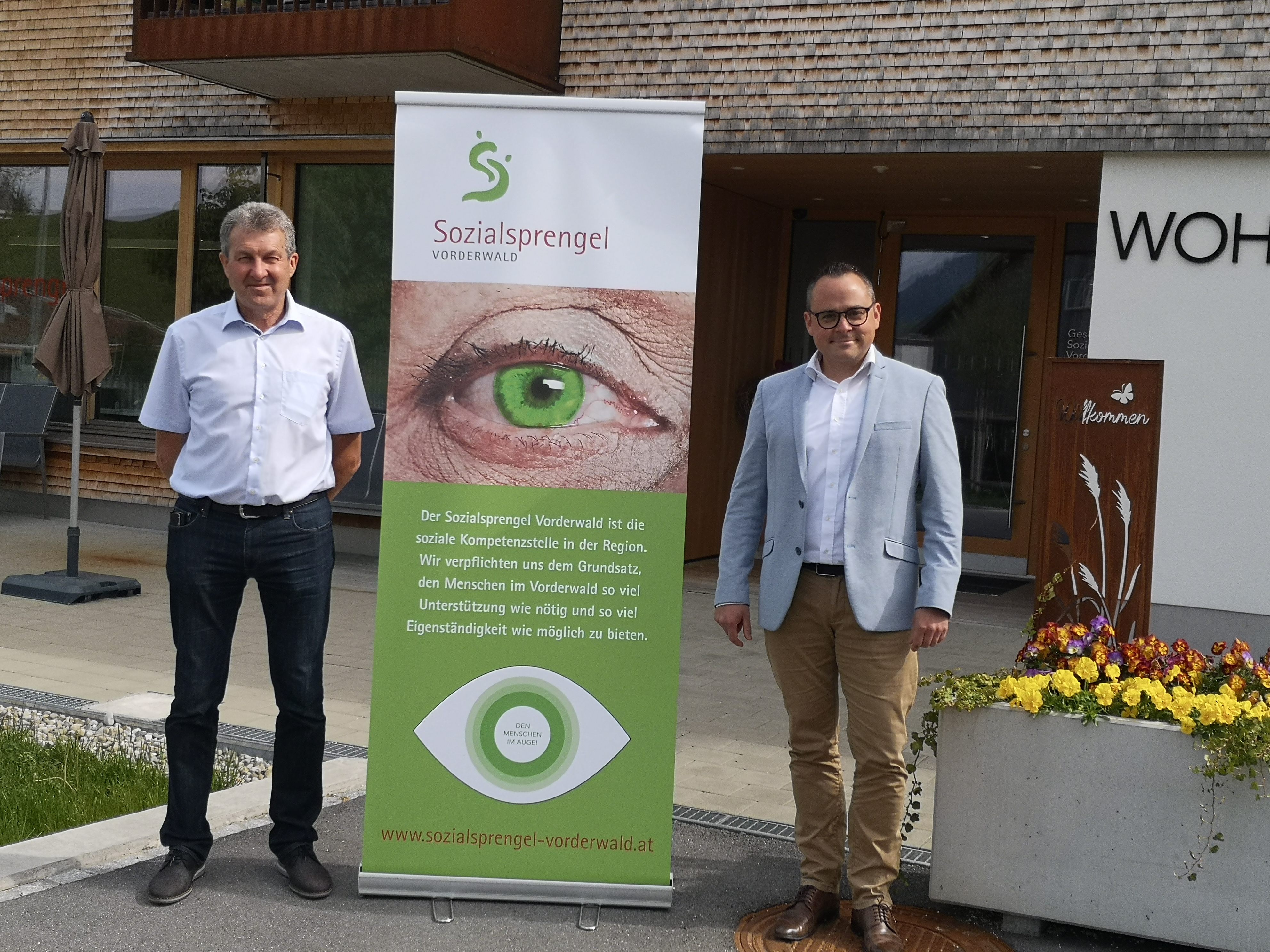 Obmann Gebhard Bechter und Geschäftsführer Bernd Schuster freuen sich über das hervorragende Zeugnis für den Sozialsprengel. Obmann Gebhard Bechter und Geschäftsführer Bernd Schuster freuen sich über das hervorragende Zeugnis für den Sozialsprengel.